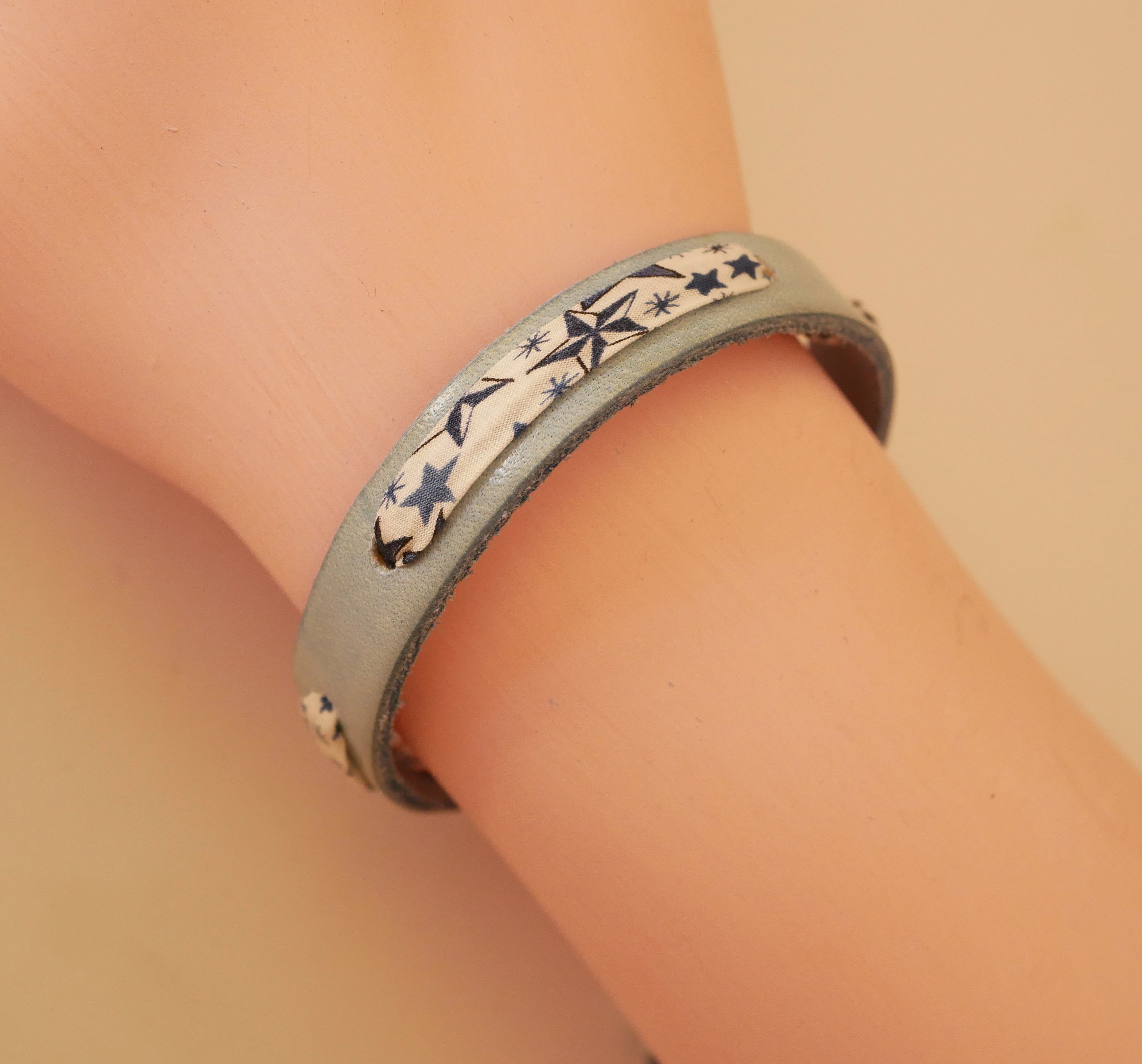 Florâme-armband med libertyband blå stjärnor på himmelskt läder