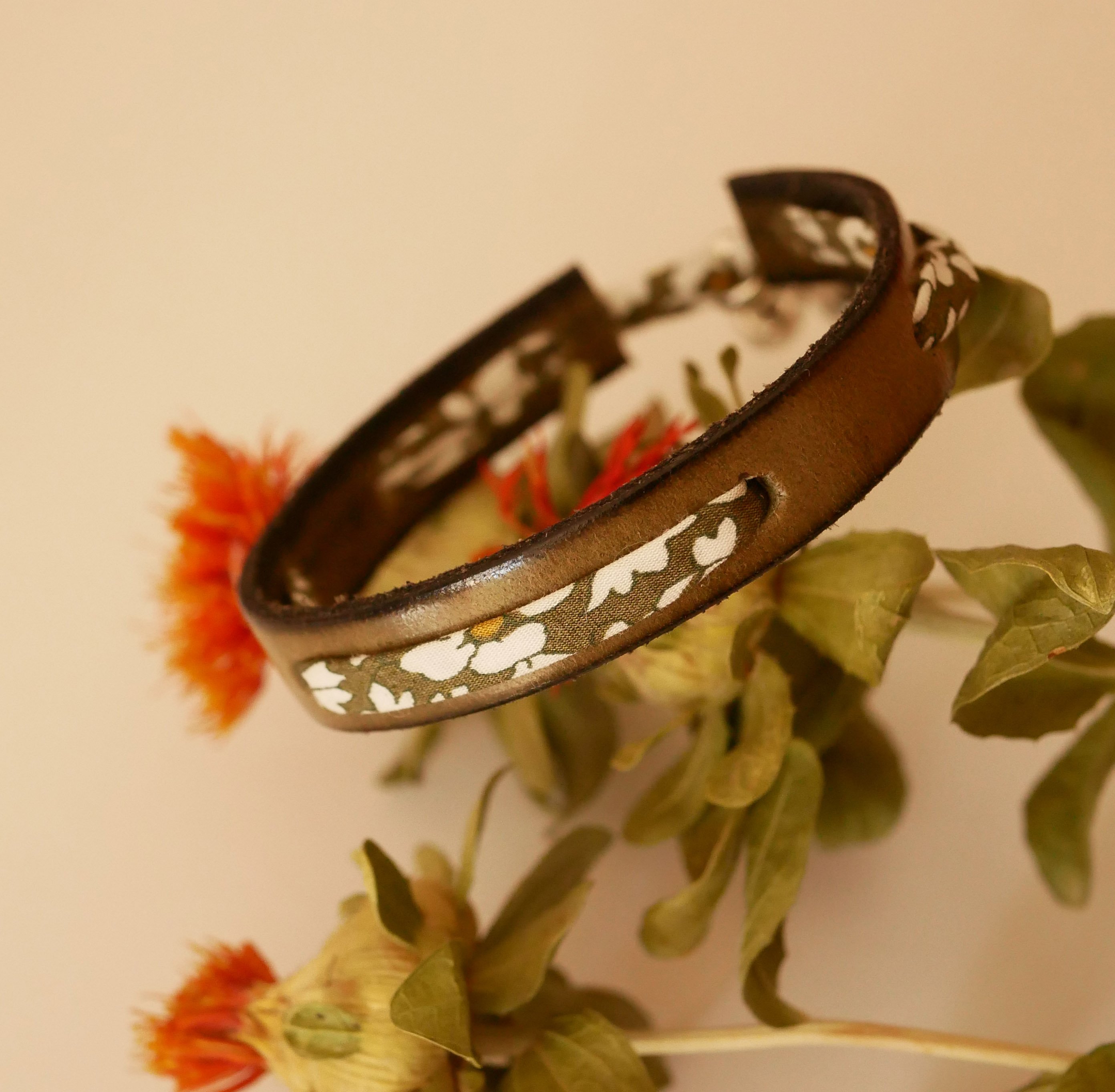 Florâme-armband med grönt libertyband på limegrönt läder