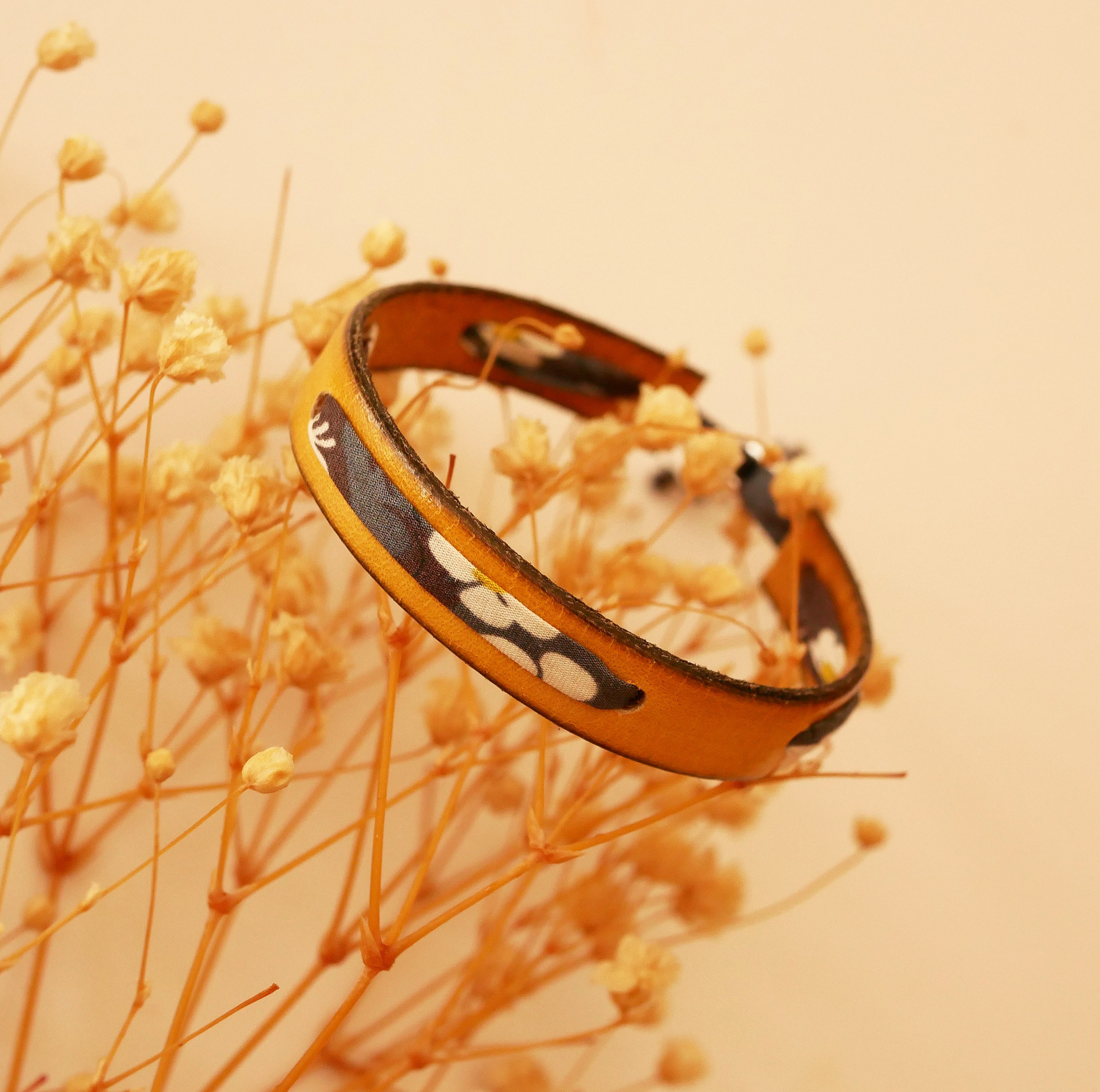 Flor&acirc;me-armband med gr&aring;tt Misti liberty-band p&aring; senapsf&auml;rgat l&auml;der