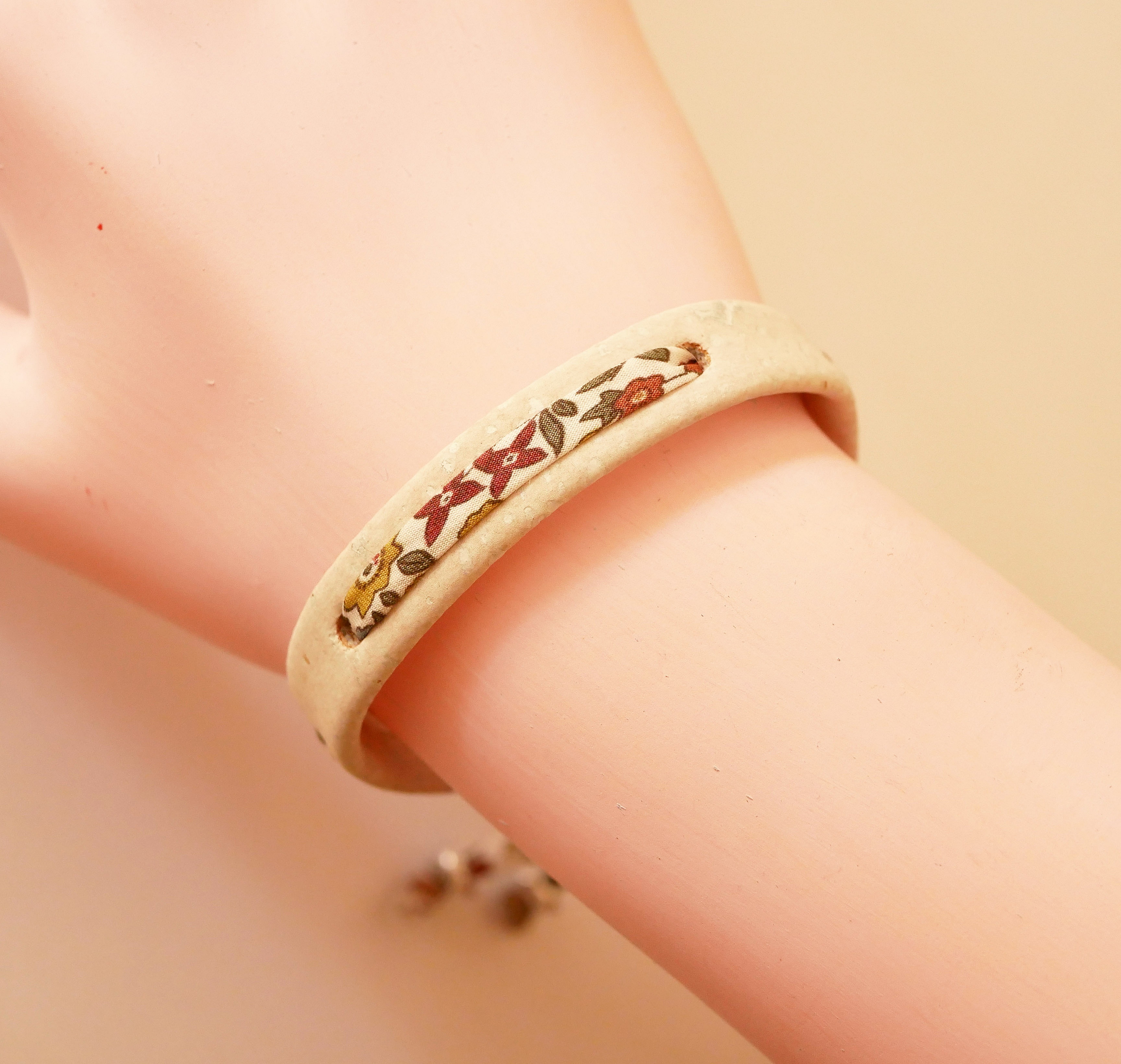 Flor&acirc;me v&auml;xtarmband med Ava liberty-band p&aring; vit kork