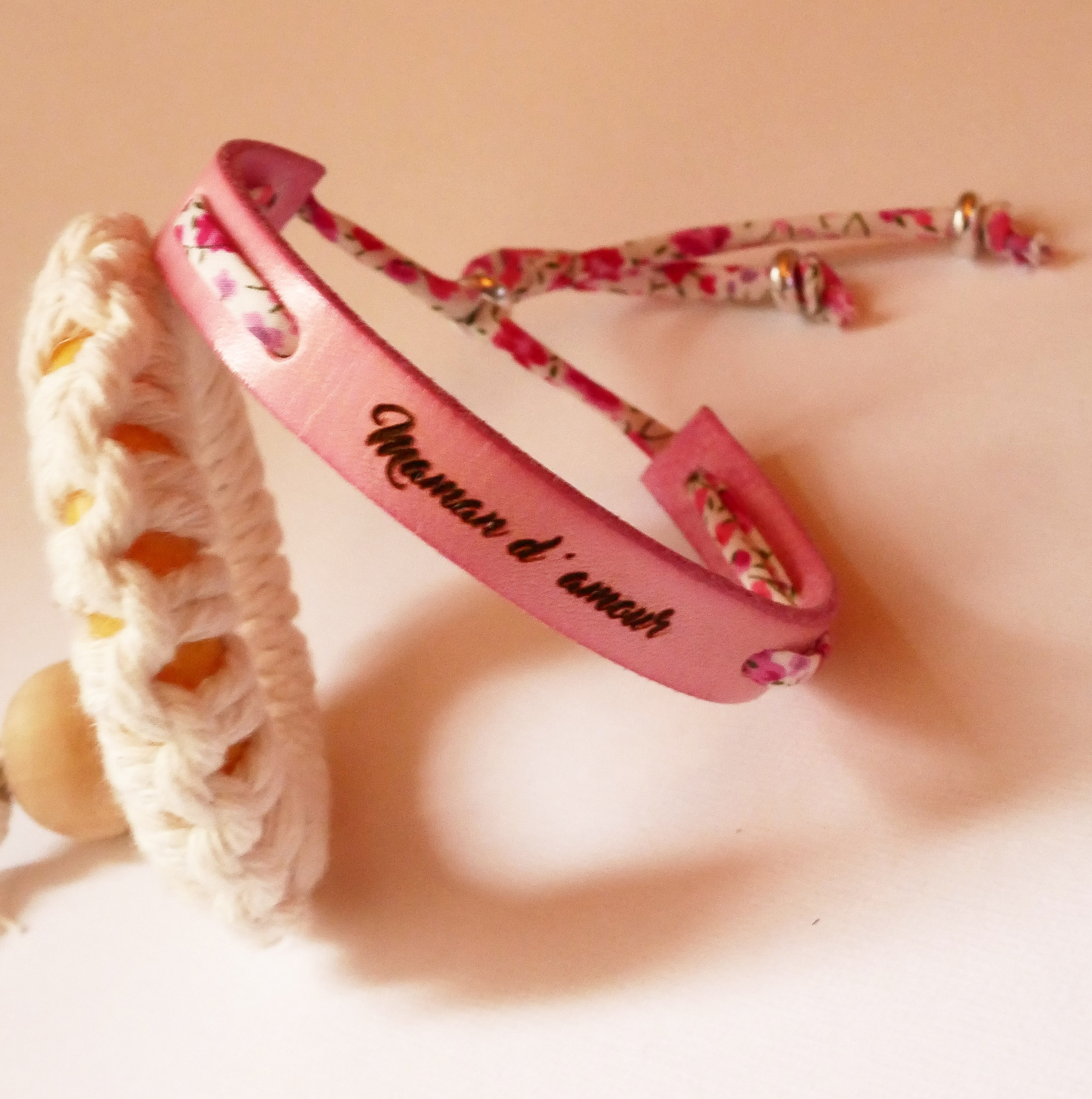 Flor&acirc;me-armband att g&ouml;ra personligt med ditt val av liberty-sn&ouml;re och l&auml;der att gravera