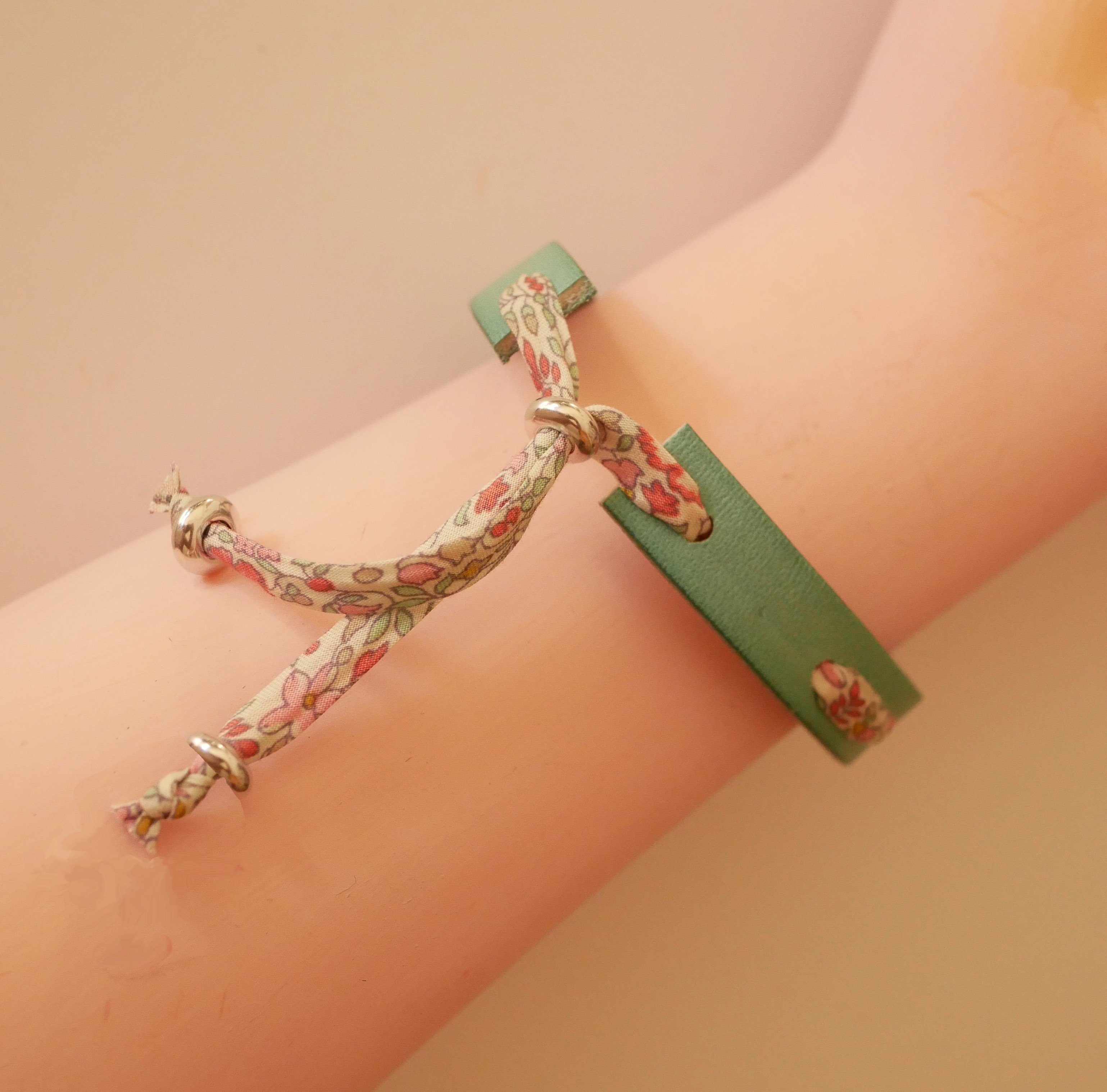 Florâme-armband som kan anpassas med Liberty-snodd och läderfärg