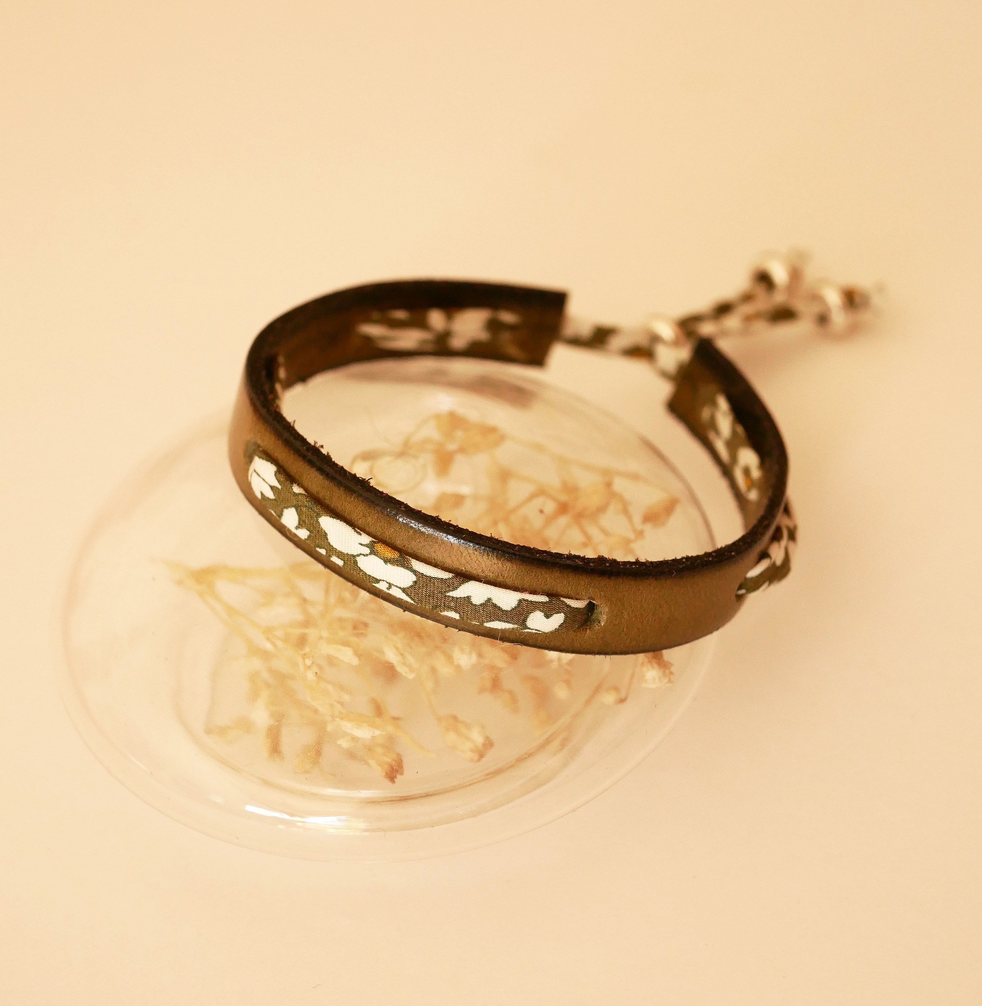 Flor&acirc;me-armband som kan anpassas med Liberty-snodd och l&auml;derf&auml;rg