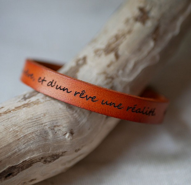 L&auml;derarmband f&ouml;r m&auml;n Camel med personlig gravering 