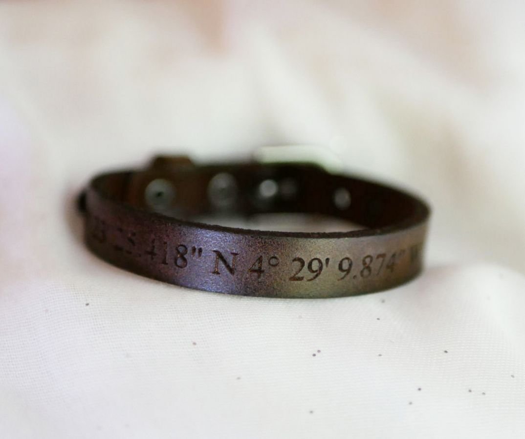 Mäns graverade läderarmband mörkbrunt med silverspänne som ska anpassas