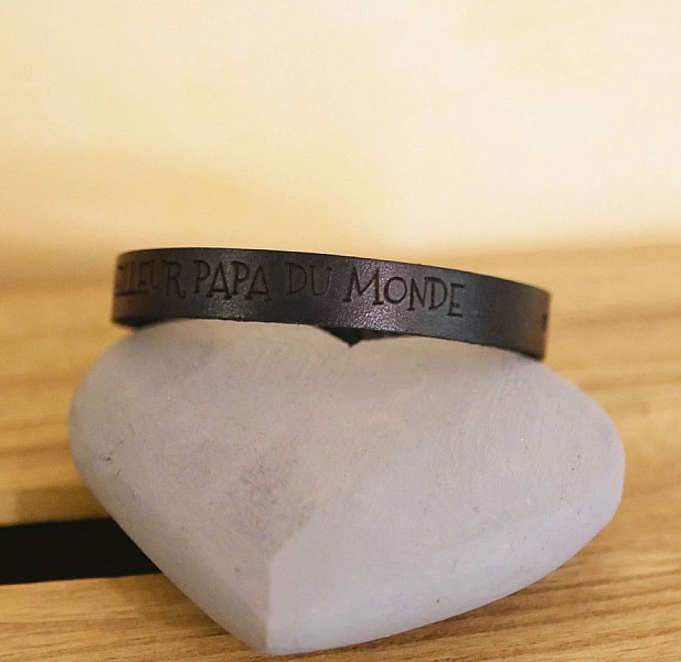 Herrarmband i graverat svart l&auml;der, anpassningsbart