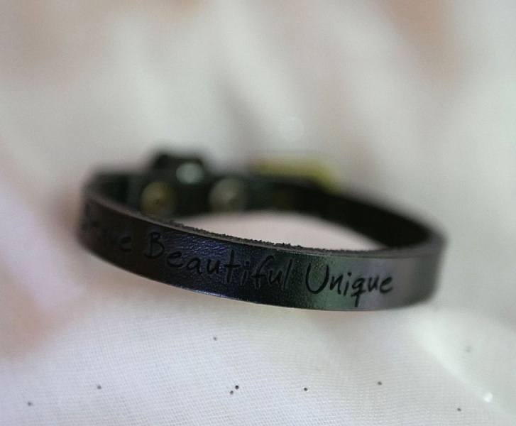 Herrarmband i graverat svart l&auml;der, anpassningsbart