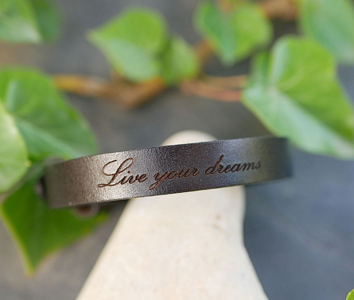 Herrarmband i graverat svart l&auml;der, anpassningsbart