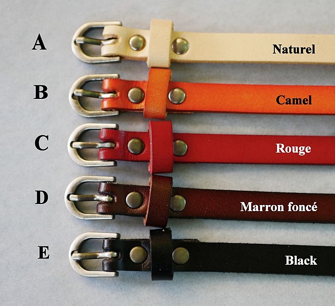 Herrarmband i r&ouml;tt l&auml;der som kan personaliseras genom gravering