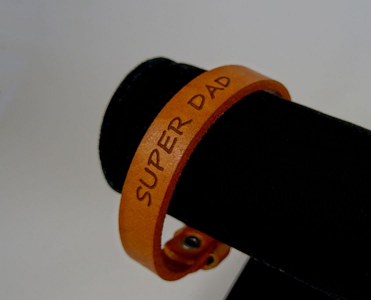 L&auml;derarmband f&ouml;r m&auml;n Camel med personlig gravering 