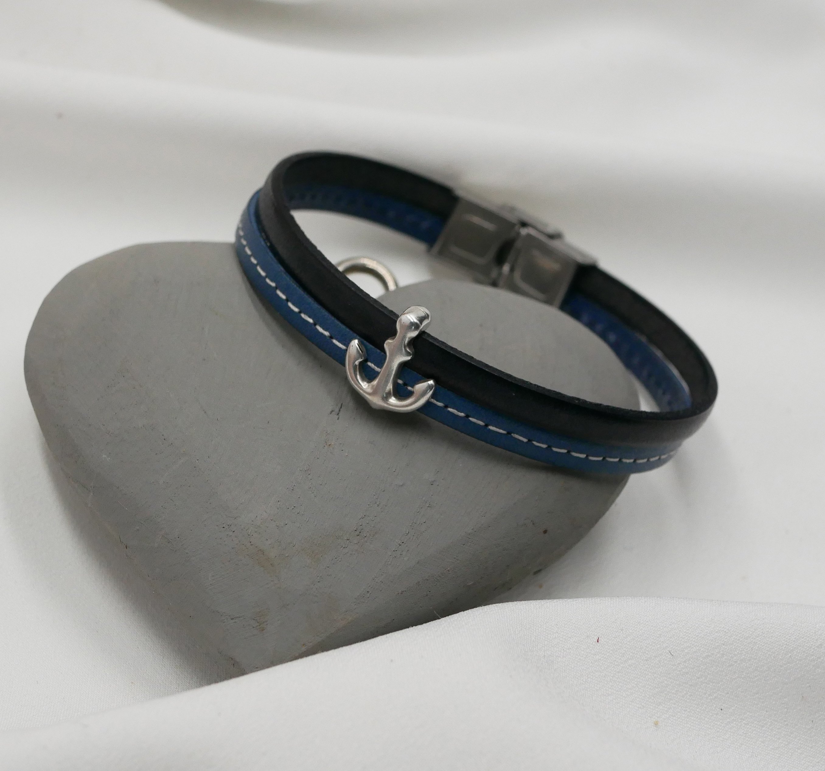 Armband för män i blå läderduo med sömmar Anpassningsbart navy anchor 