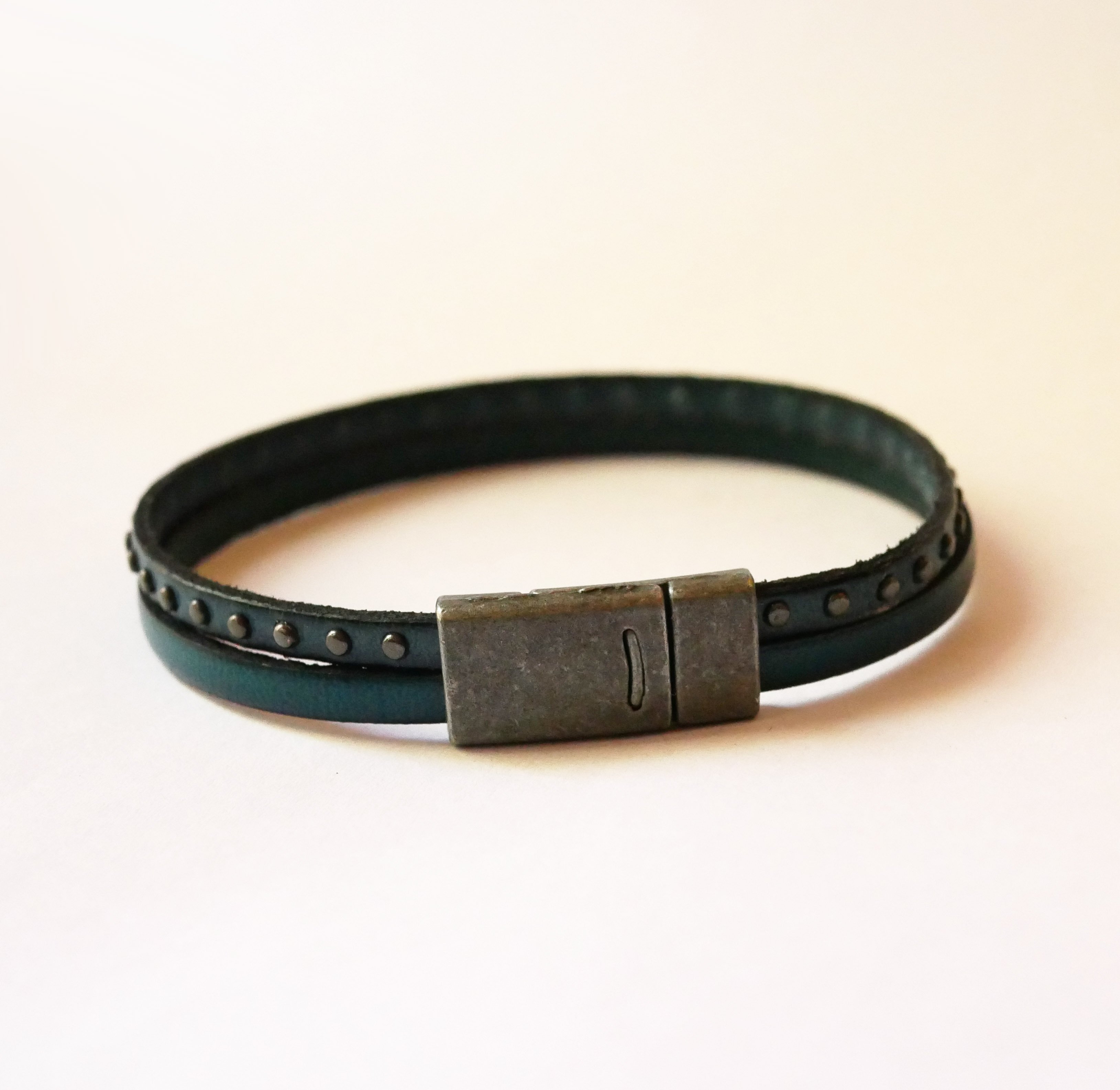 Duo-armband i blått läder med nitar för män