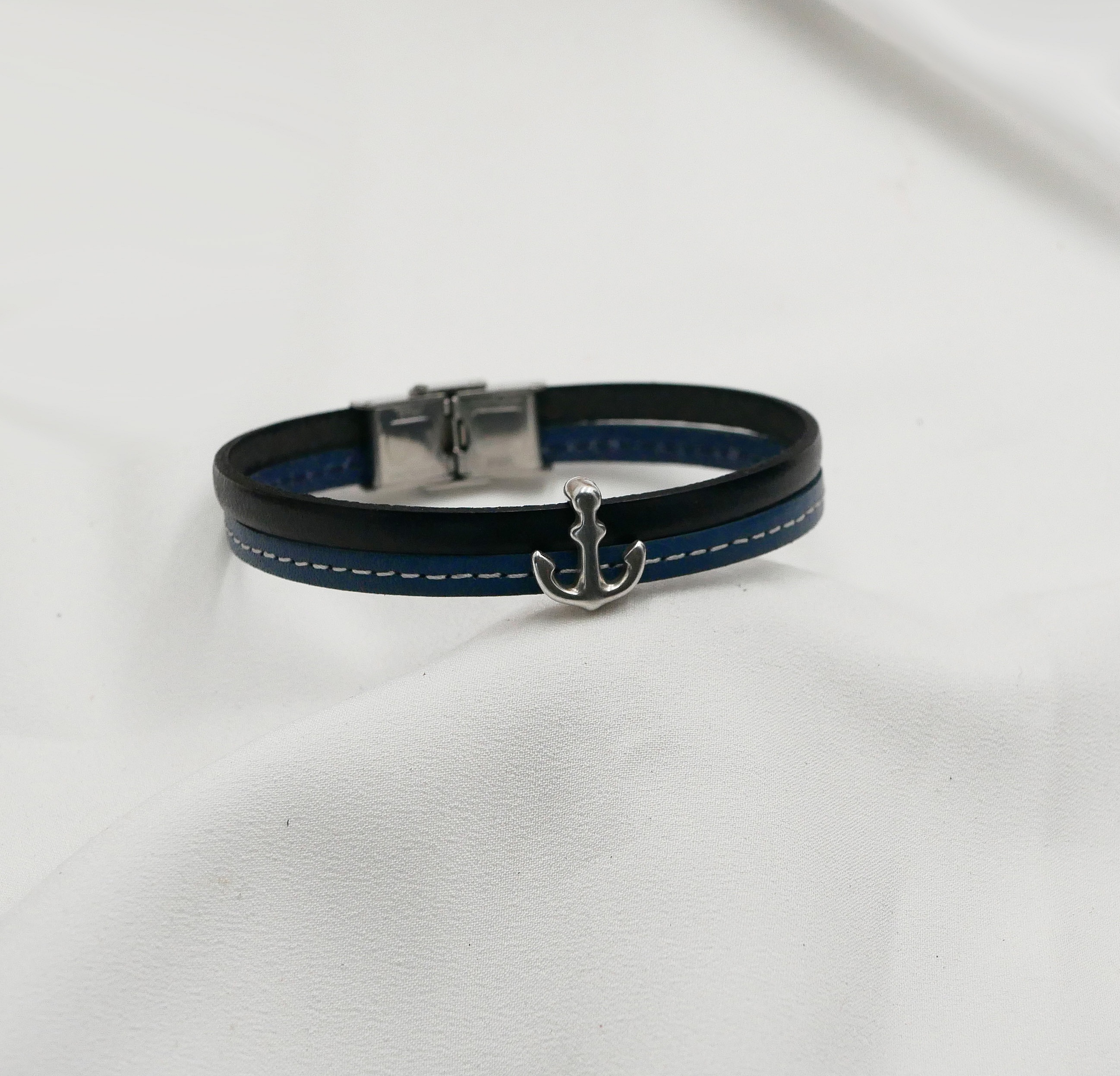 Armband f&ouml;r m&auml;n i bl&aring; l&auml;derduo med s&ouml;mmar Anpassningsbart navy anchor 