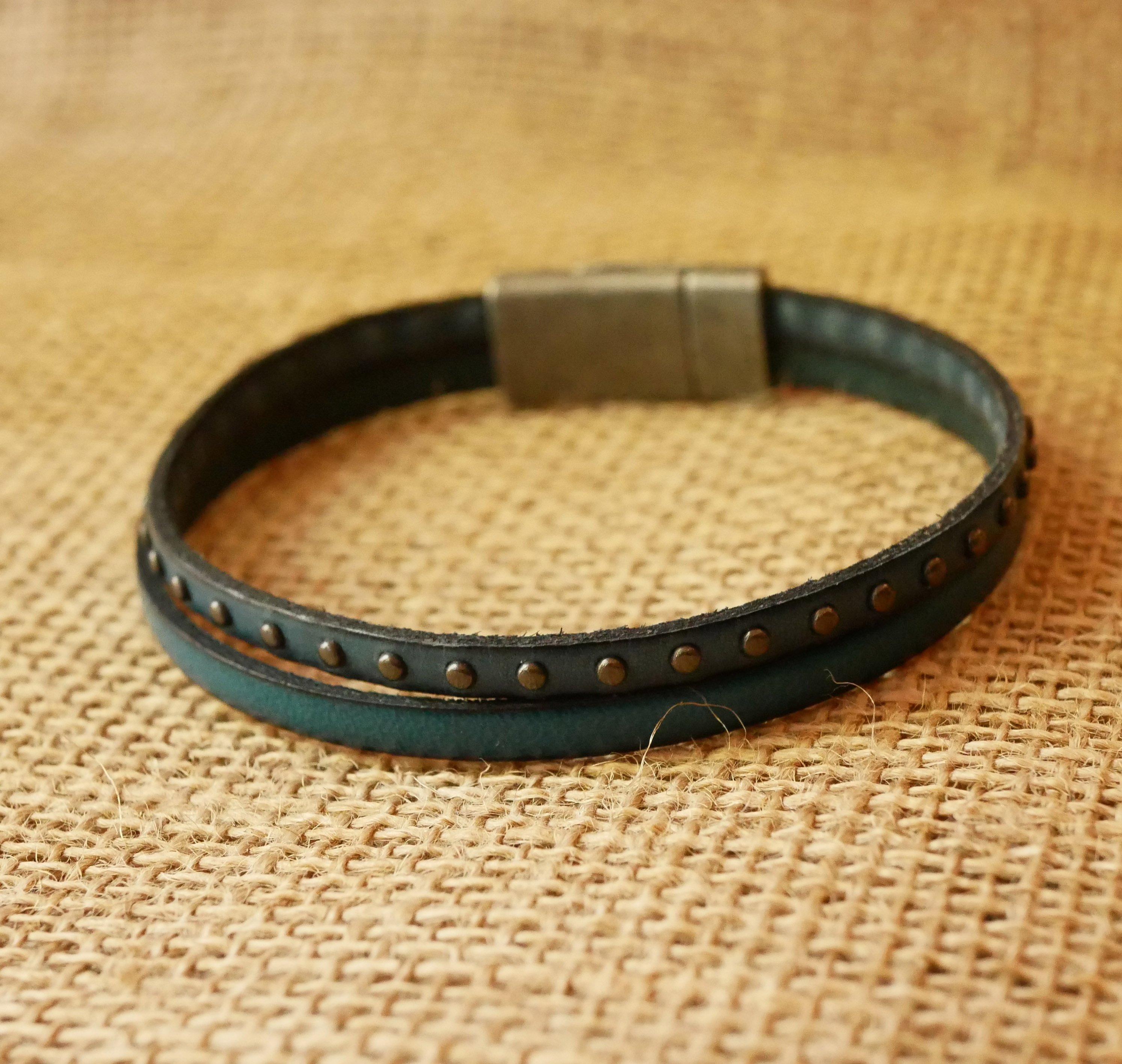 Duo-armband i blått läder med nitar för män