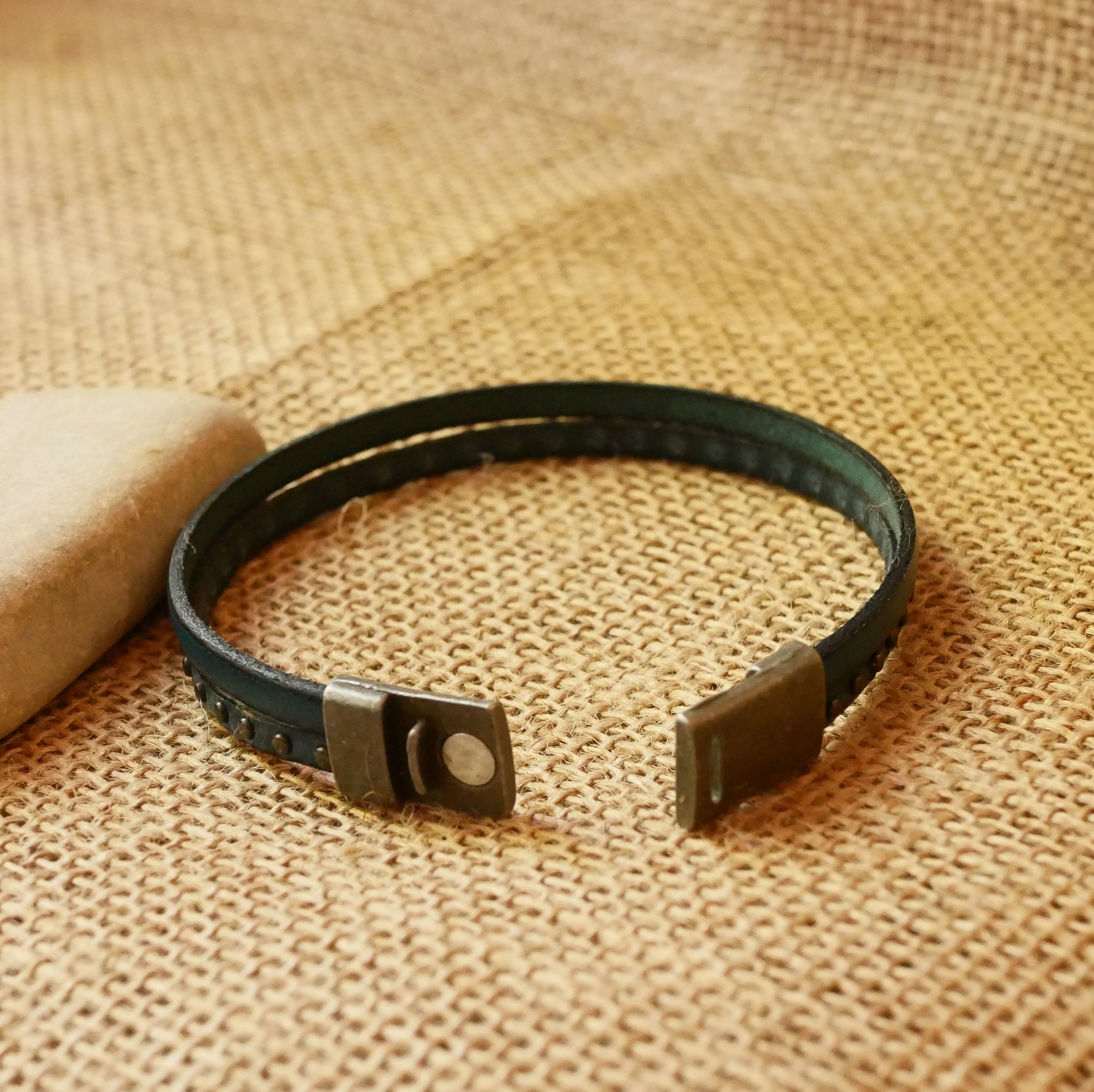 Duo-armband i blått läder med nitar för män