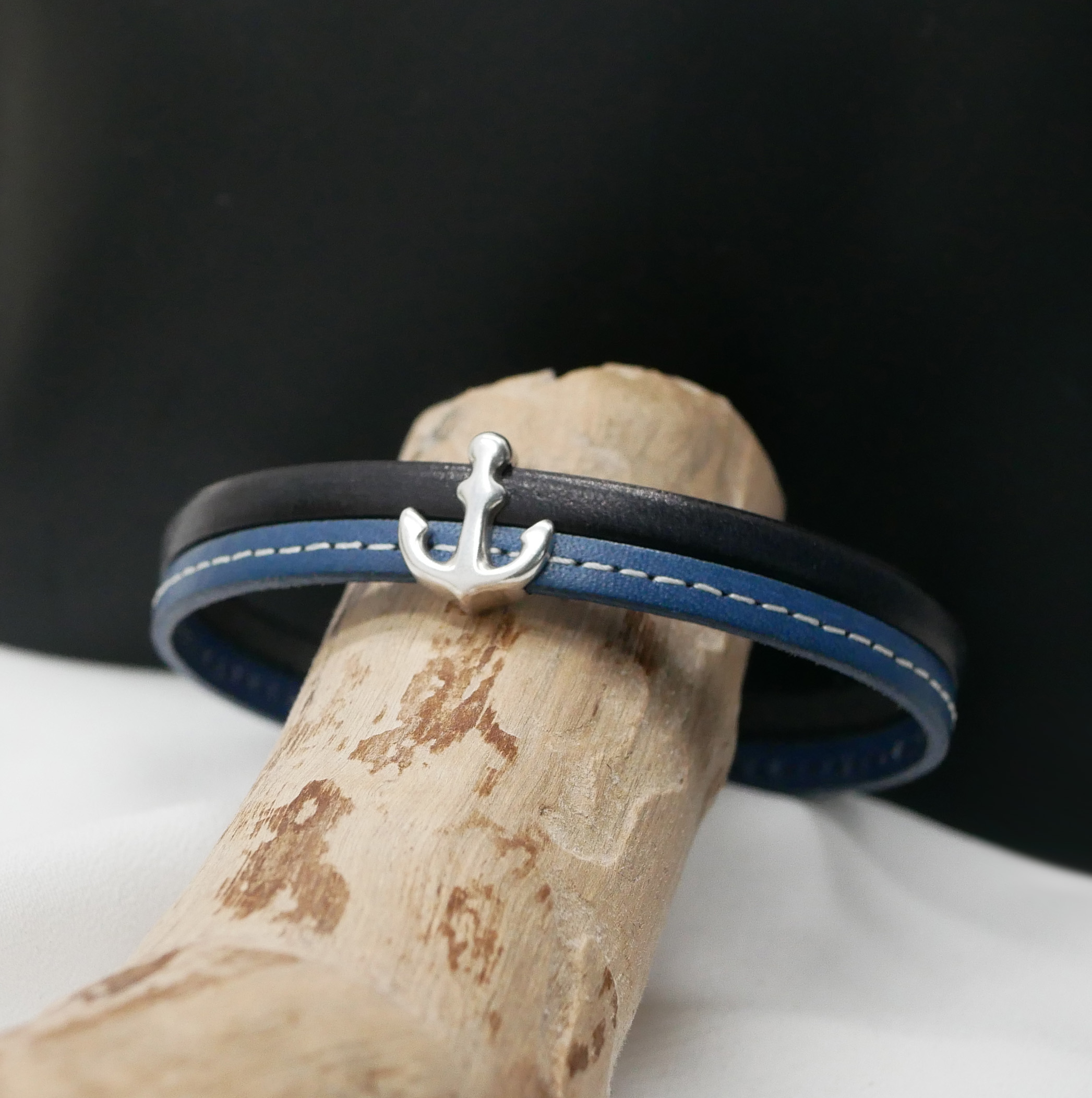 Armband för män i blå läderduo med sömmar Anpassningsbart navy anchor 
