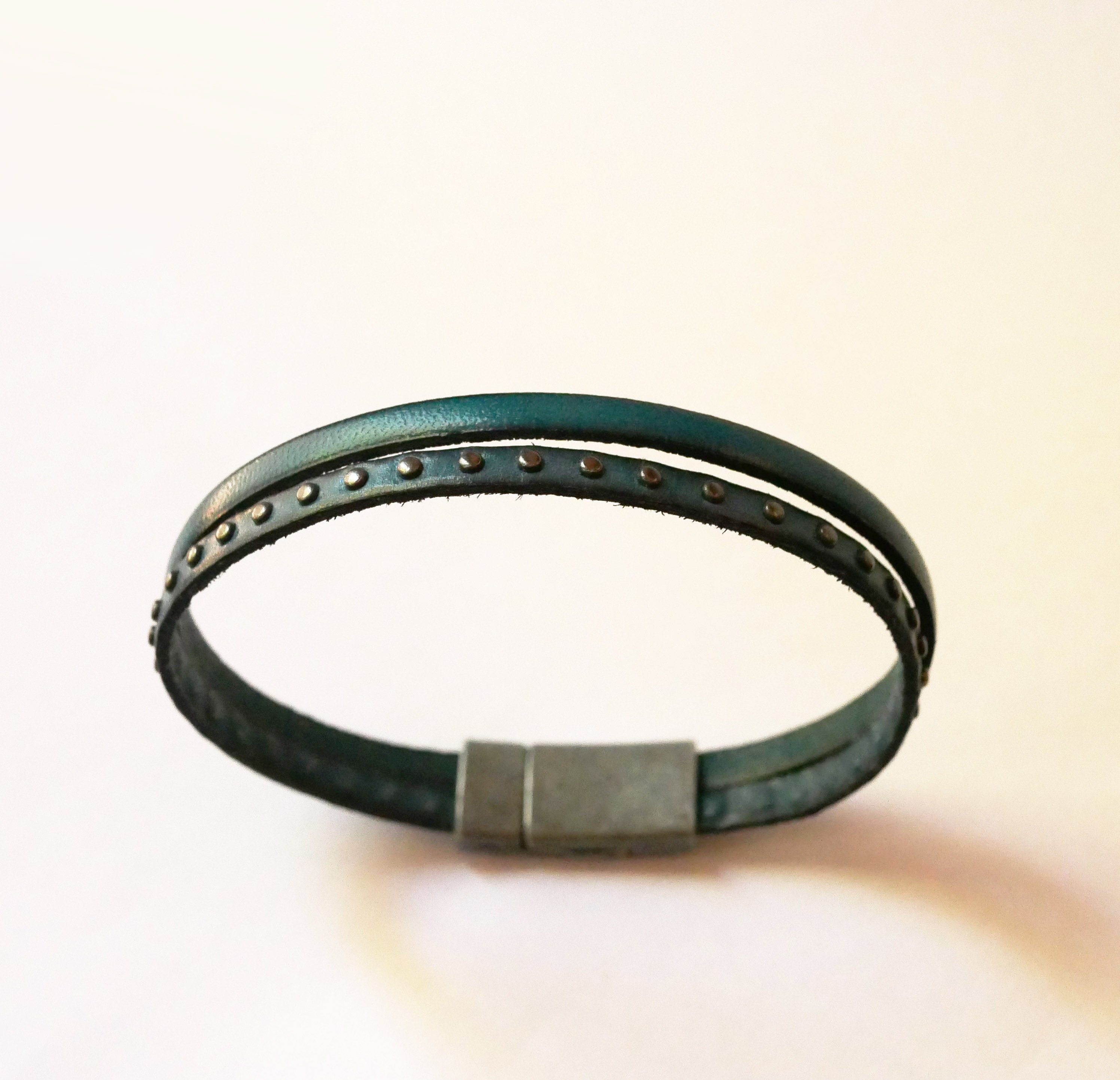 Duo-armband i blått läder med nitar för män