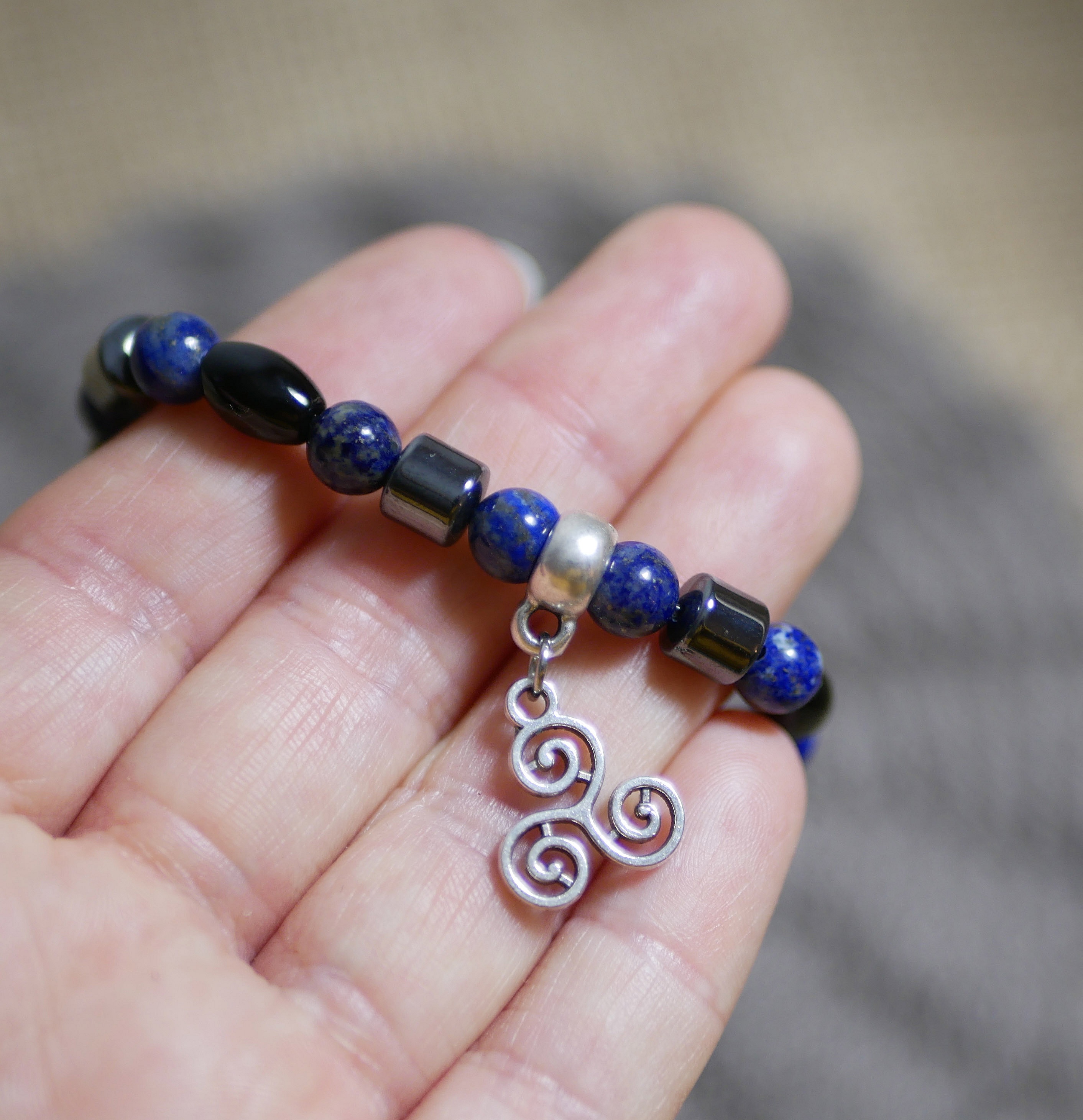 Herrarmband i Black Blue-p&auml;rlor och valfritt h&auml;nge