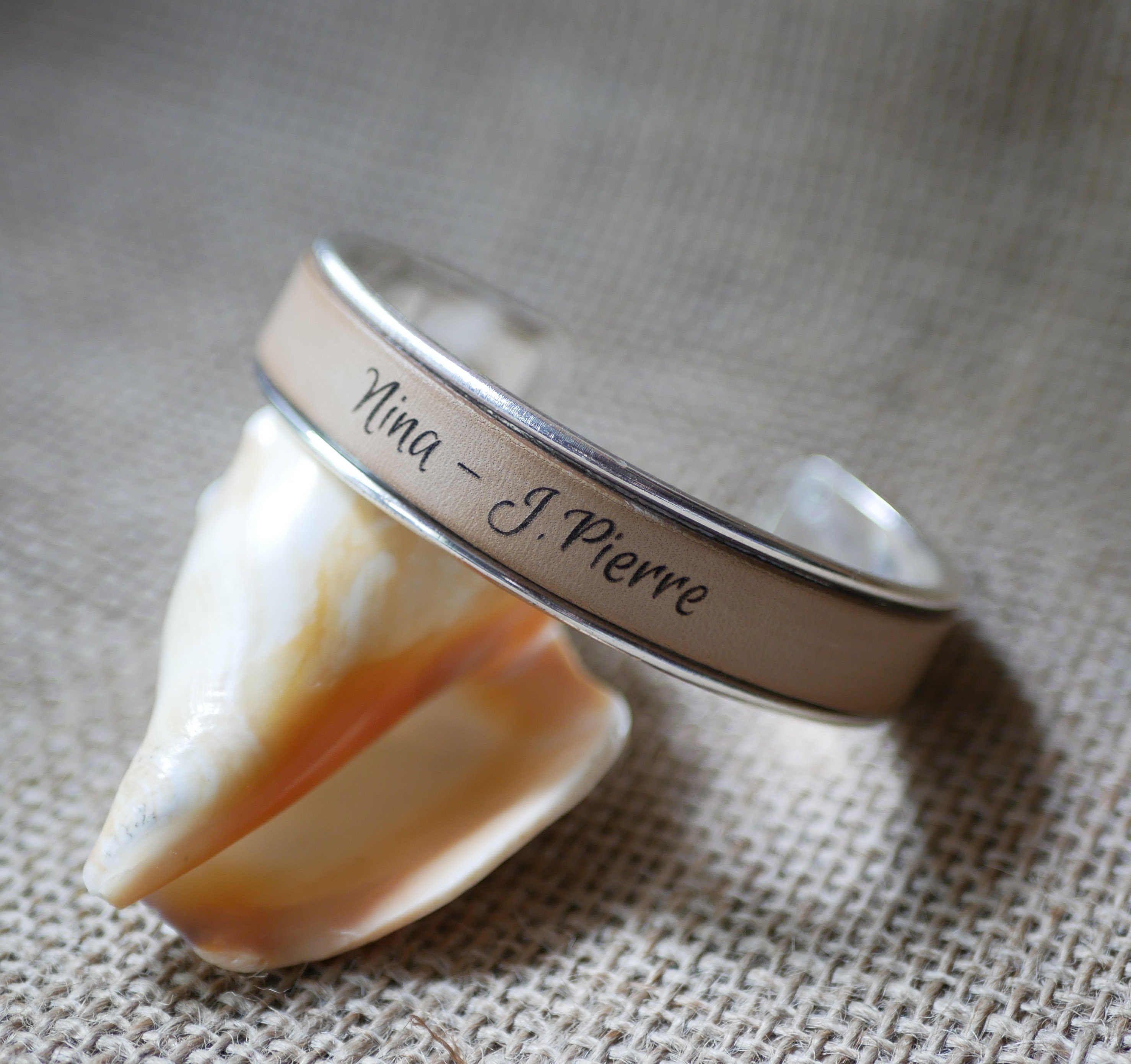 Läderarmband med personlig gravyr