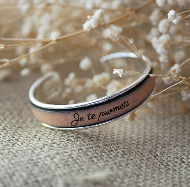 L&auml;derarmband med personlig gravyr