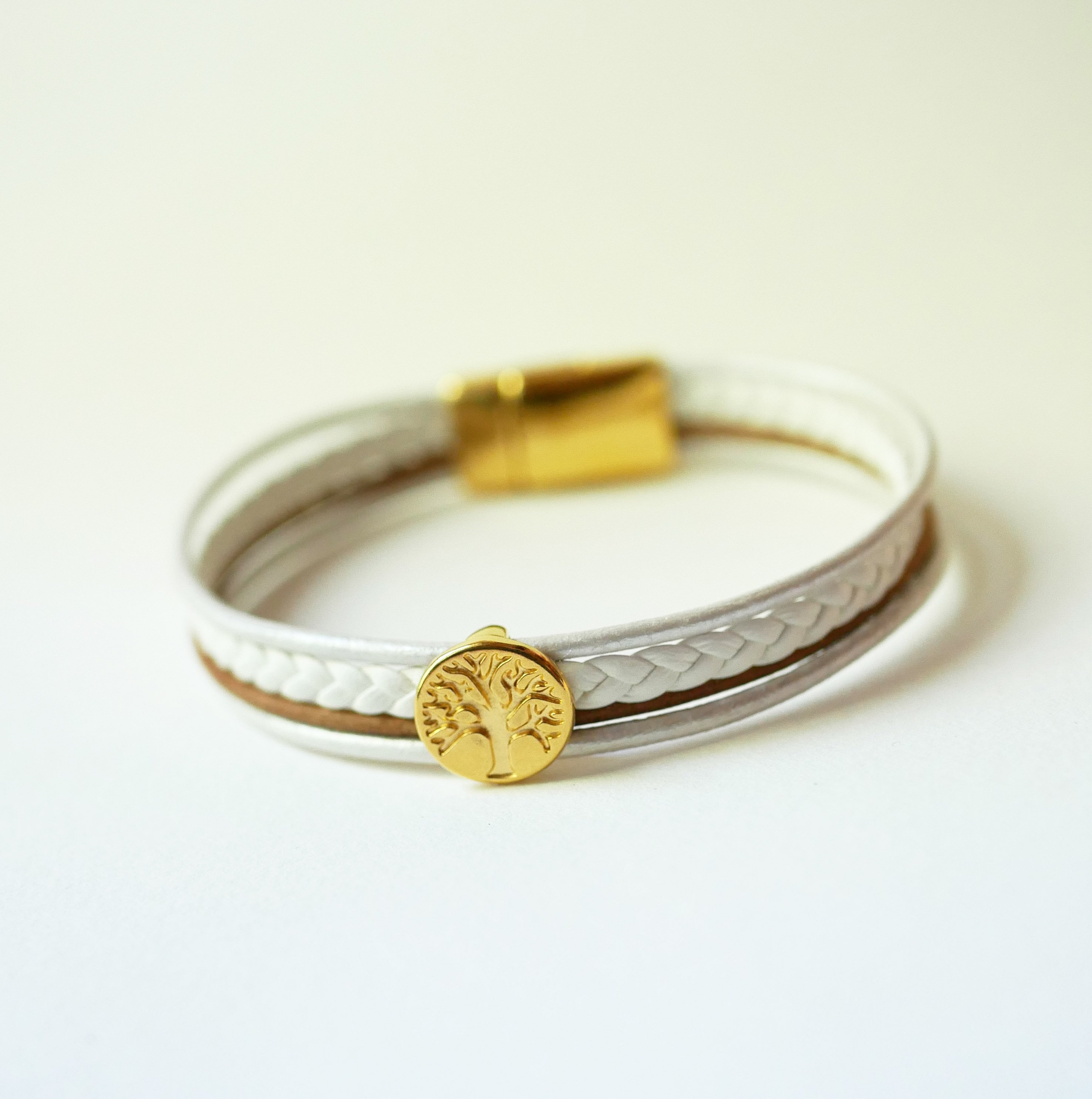 Manschettarmband i läder i vitt och guld med cabochon av livets träd