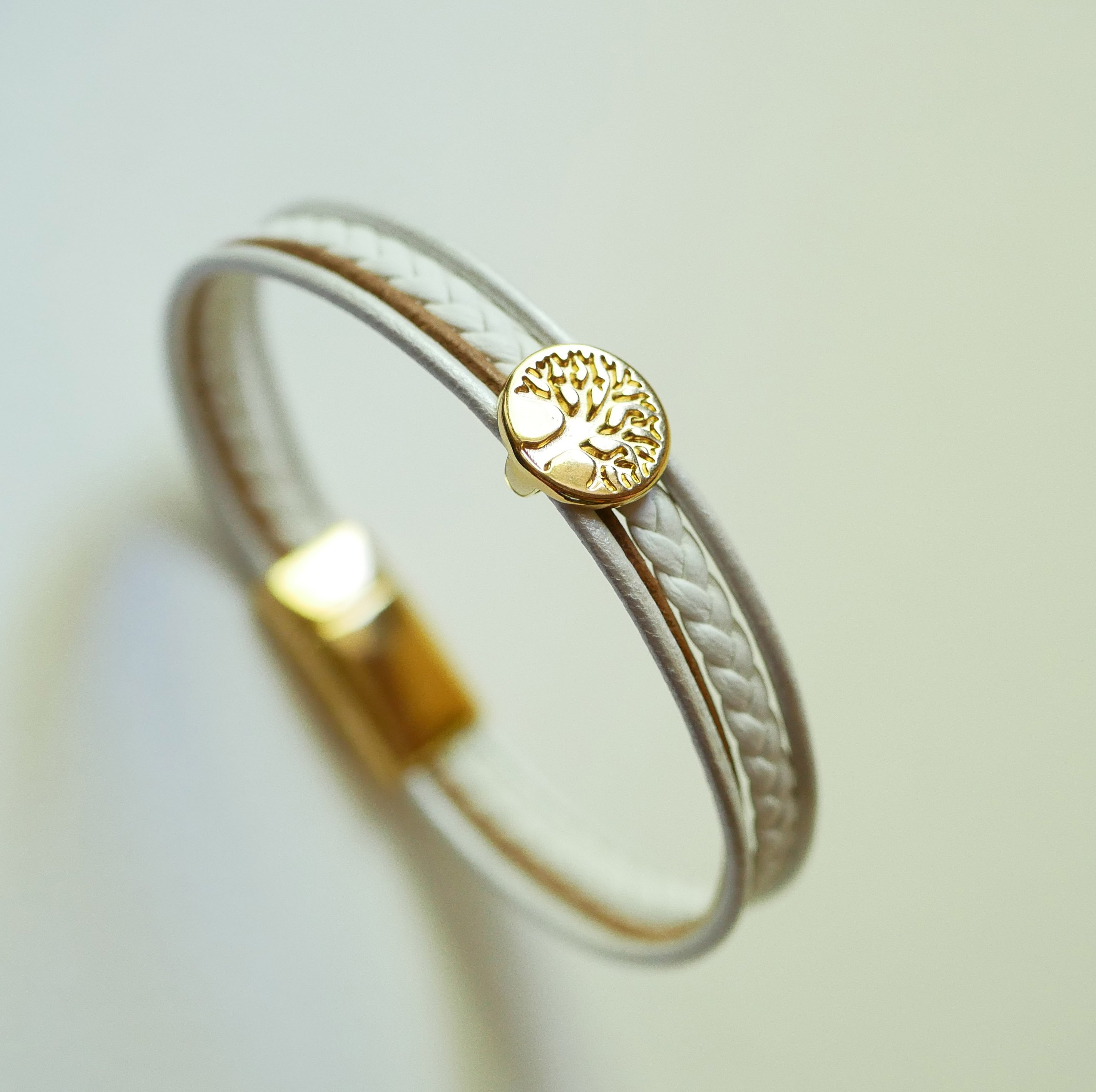 Manschettarmband i läder i vitt och guld med cabochon av livets träd