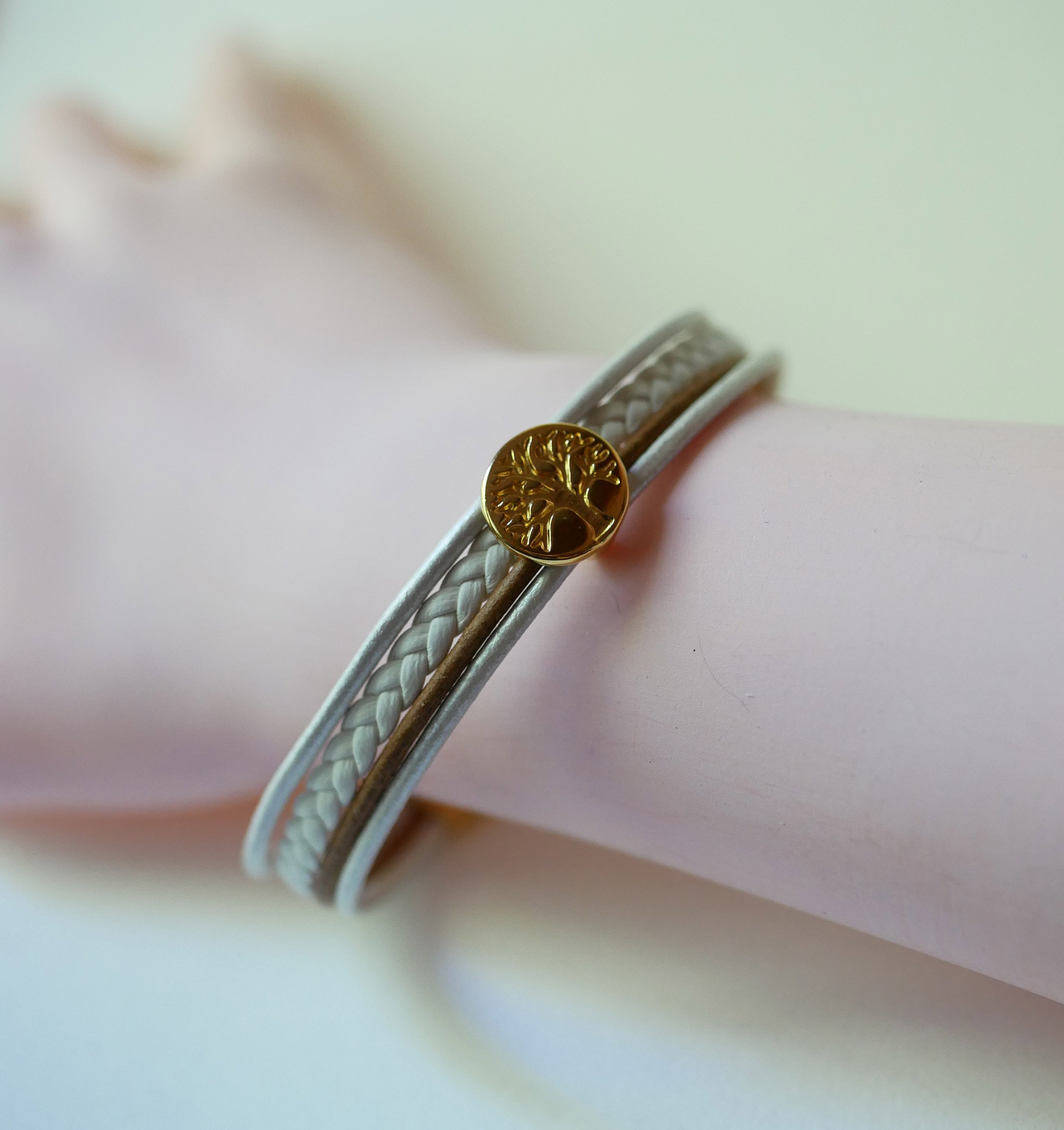Manschettarmband i läder i vitt och guld med cabochon av livets träd