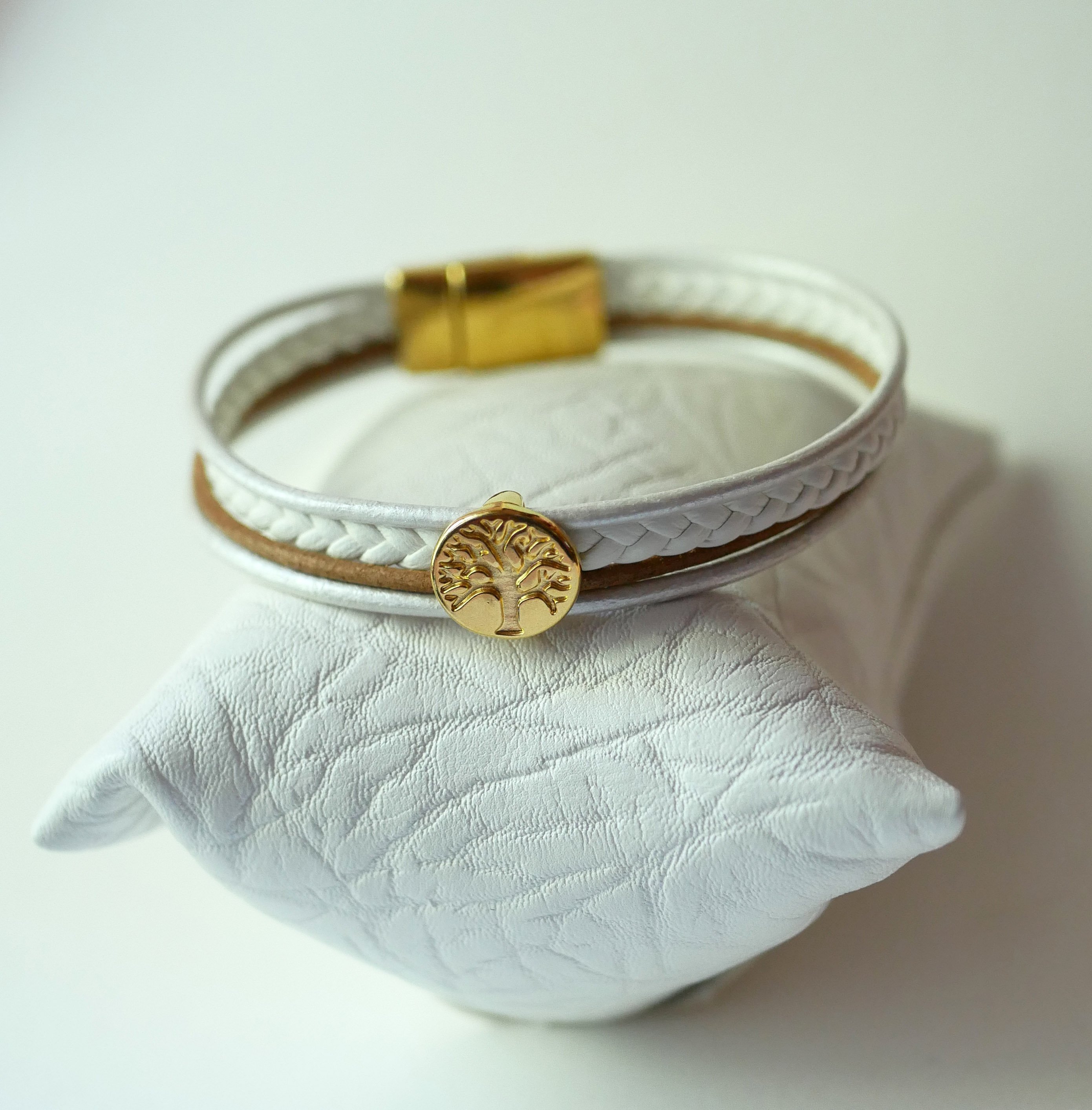 Manschettarmband i läder i vitt och guld med cabochon av livets träd