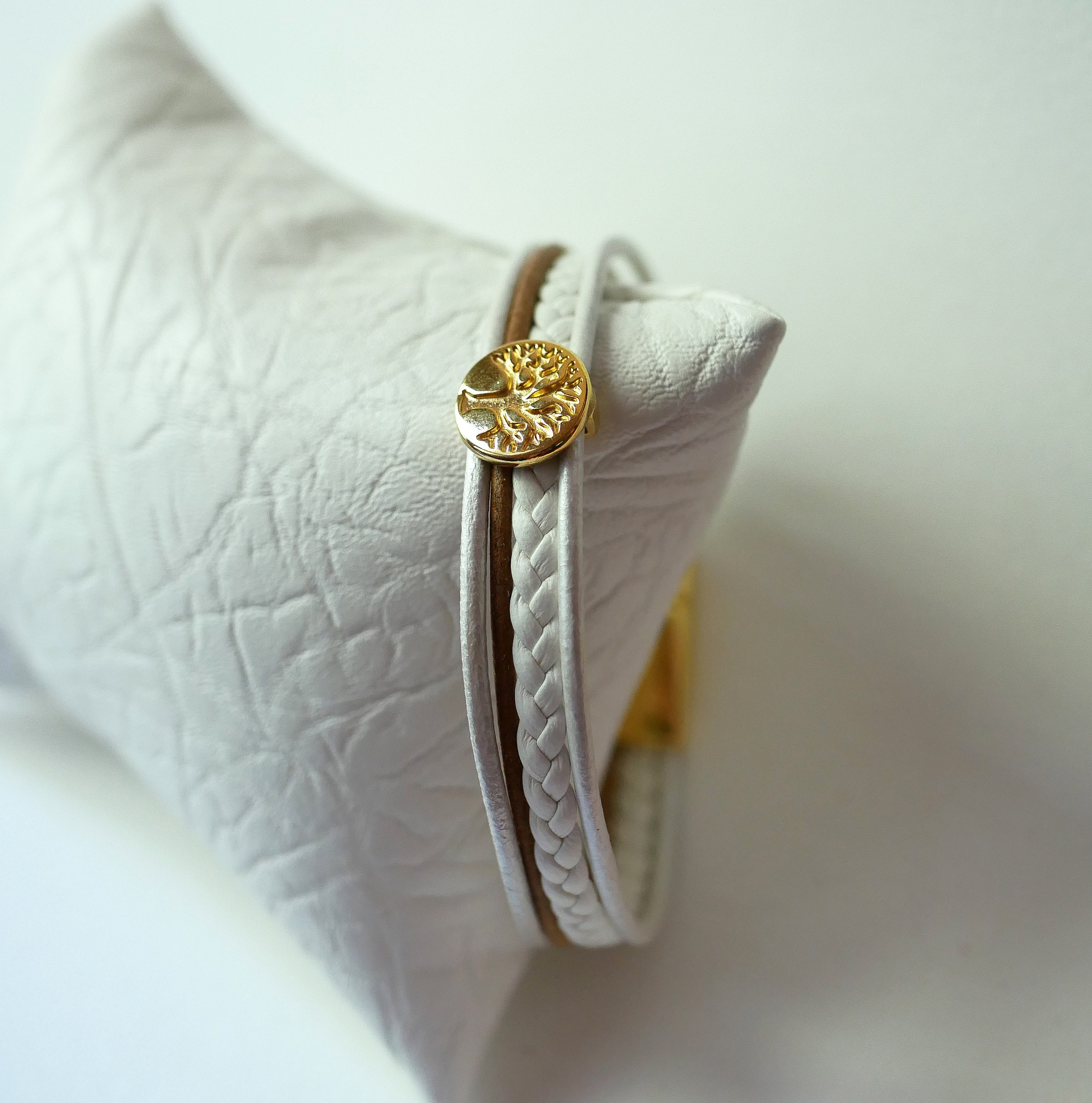 Bracelet manchette en cuir blanc et doré, motif Arbre vie.