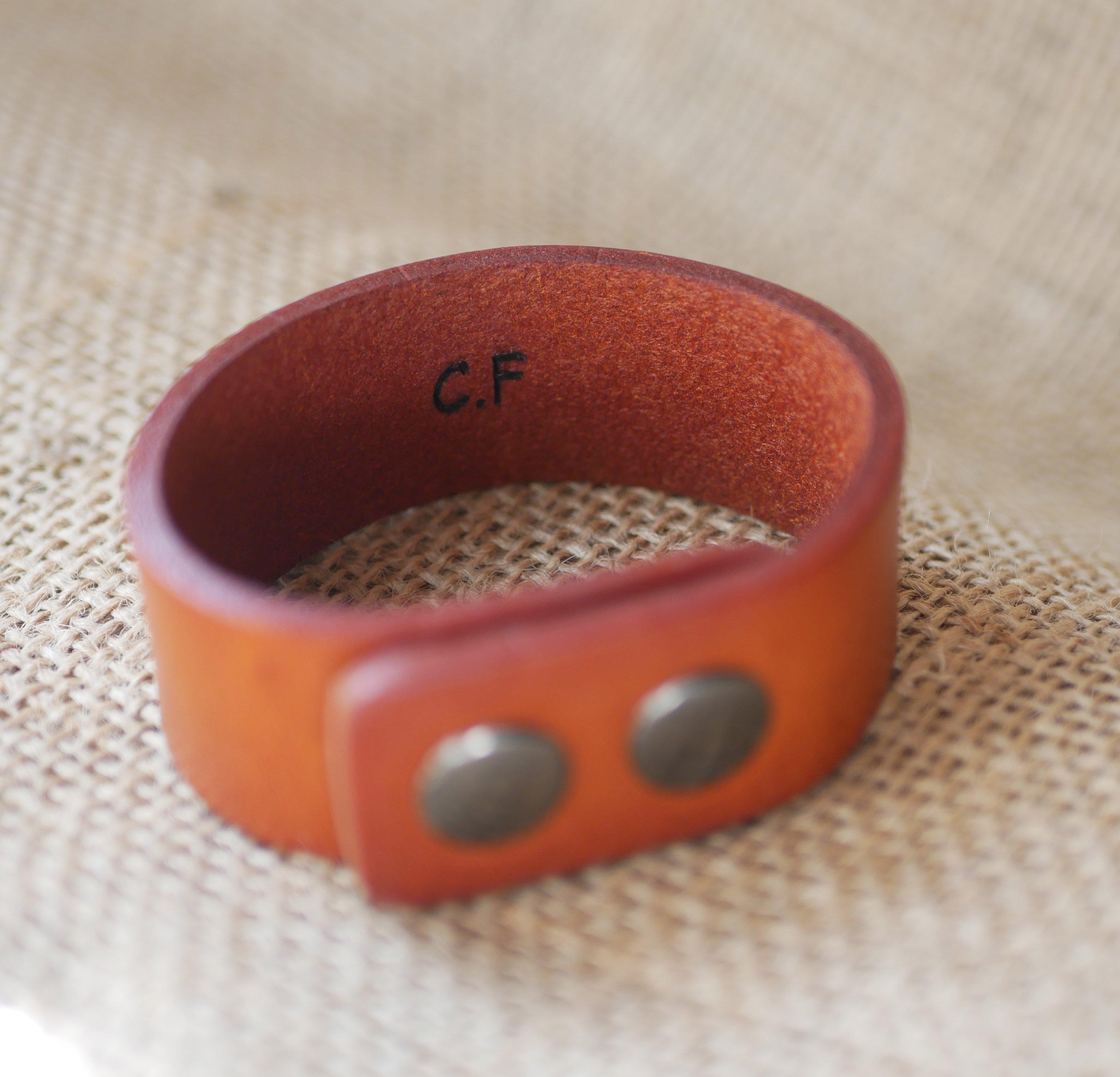 Manschettarmband i Camel-läder med individuell gravering