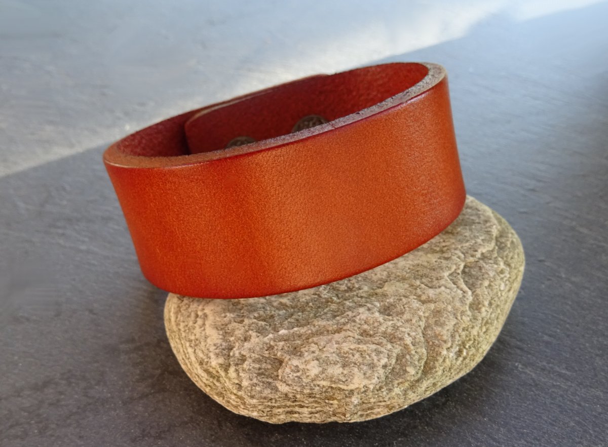 Manschettarmband i Camel-läder med individuell gravering
