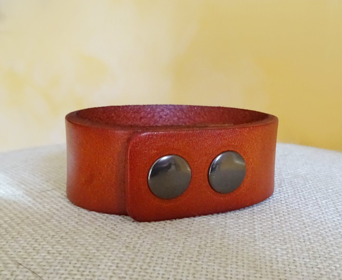 Manschettarmband i Camel-läder med individuell gravering