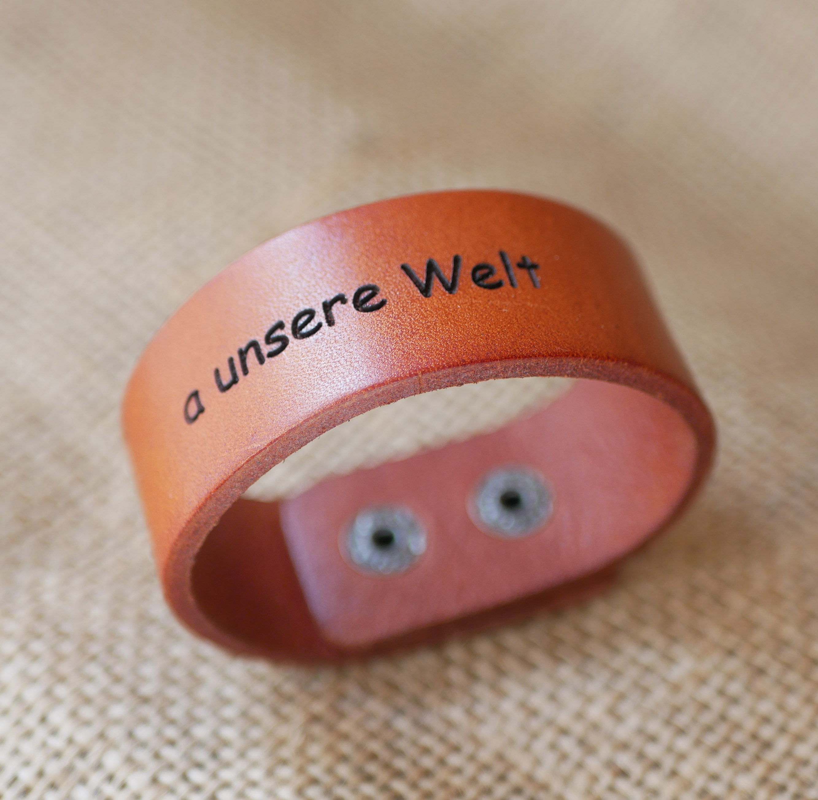Manschettarmband i Camel-läder med individuell gravering