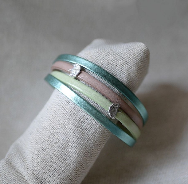 L&auml;derarmband med Ginkgo-design som kan anpassas 