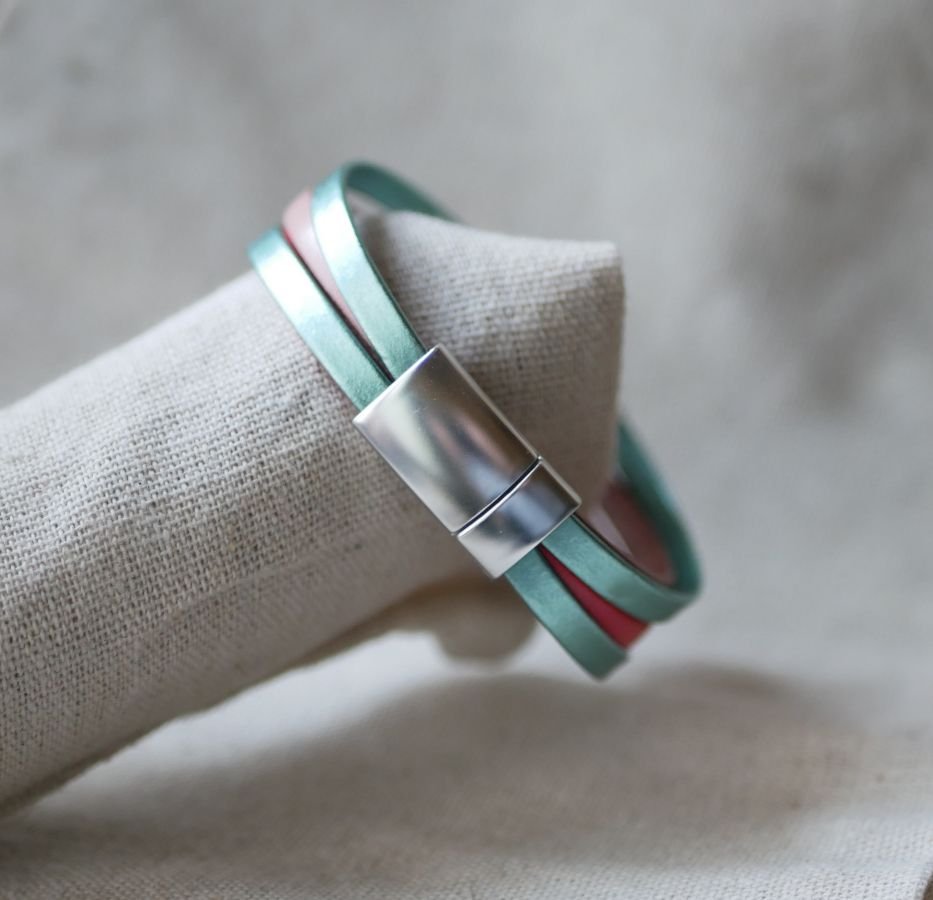 Läderarmband med hjärtan som du kan göra personligt 