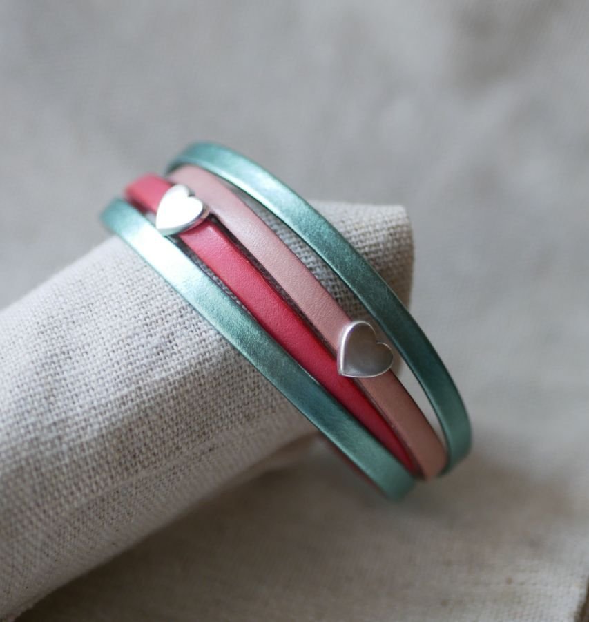 Läderarmband med hjärtan som du kan göra personligt 