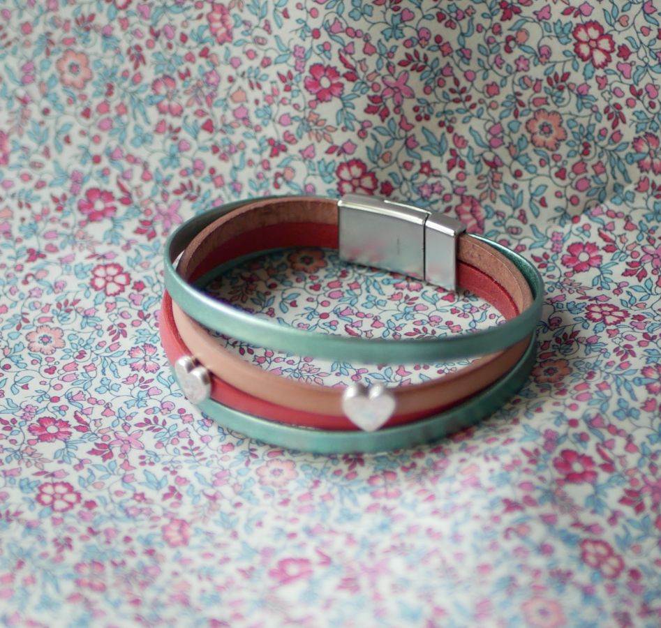 Läderarmband med hjärtan som du kan göra personligt 