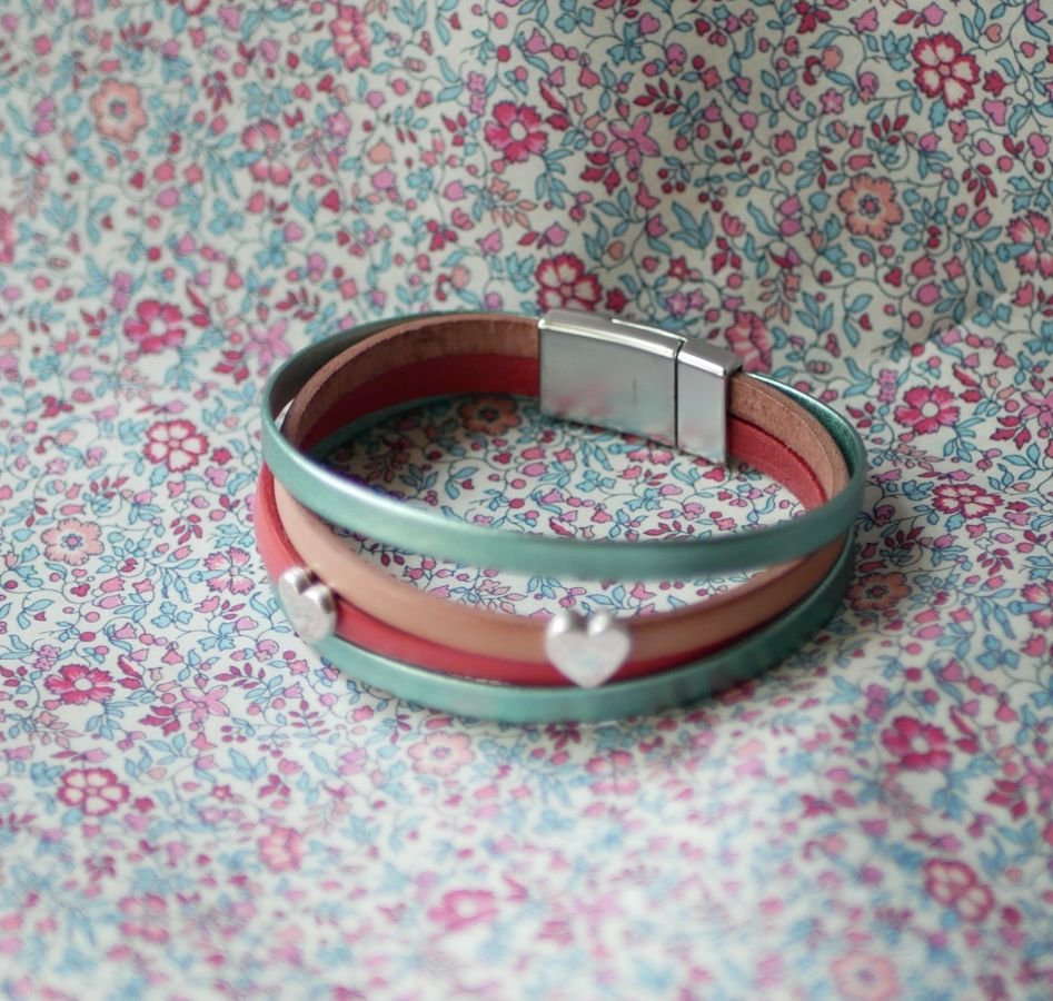 Läderarmband med hjärtan som du kan göra personligt 