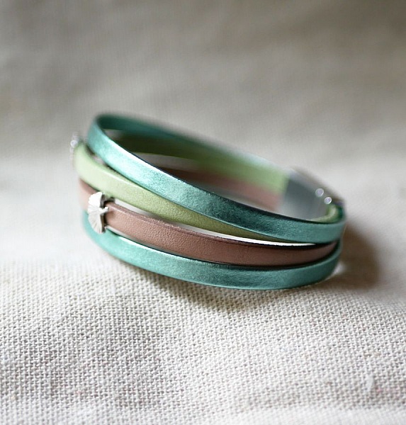 L&auml;derarmband med Ginkgo-design som kan anpassas 