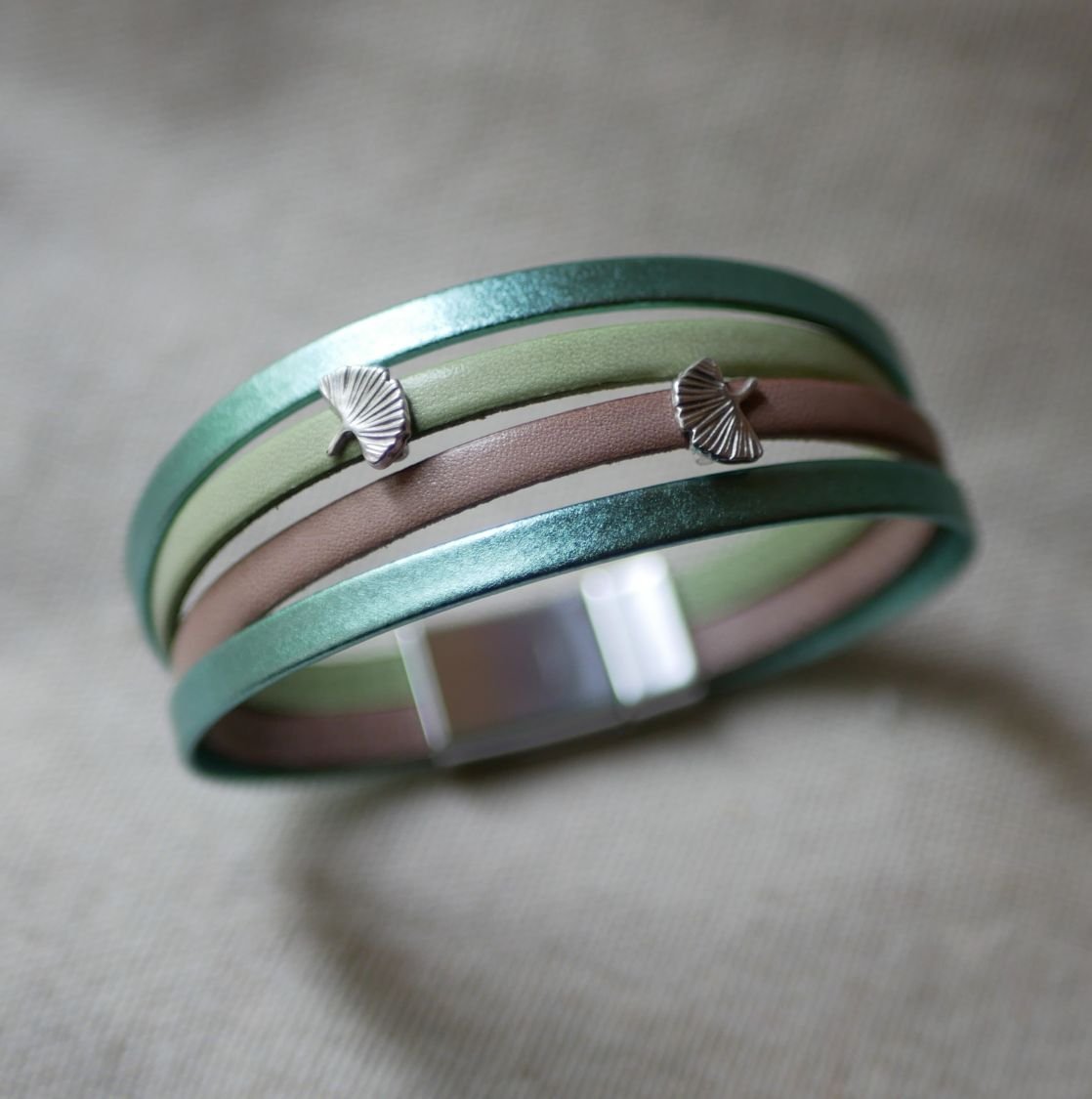Läderarmband med Ginkgo-design som kan anpassas 