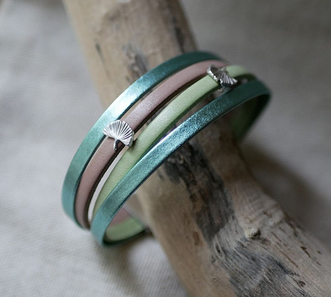 L&auml;derarmband med Ginkgo-design som kan anpassas 