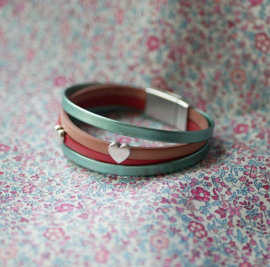 Läderarmband med hjärtan som du kan göra personligt 