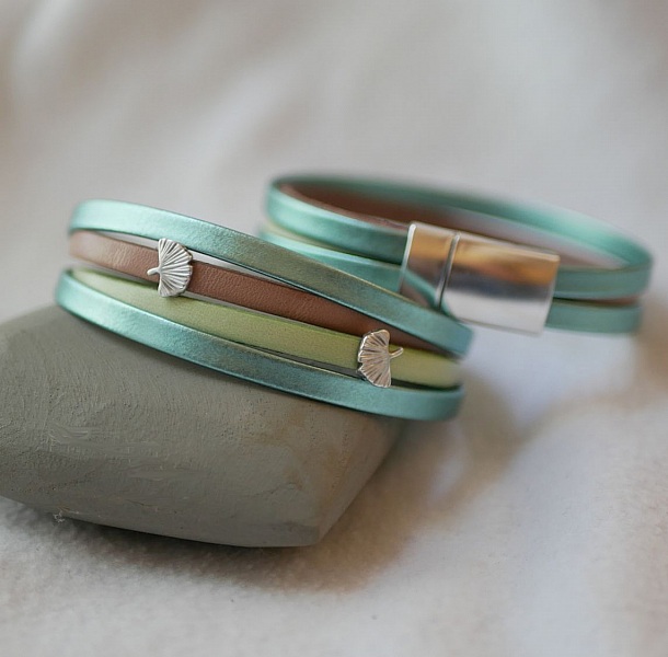 L&auml;derarmband med Ginkgo-design som kan anpassas 