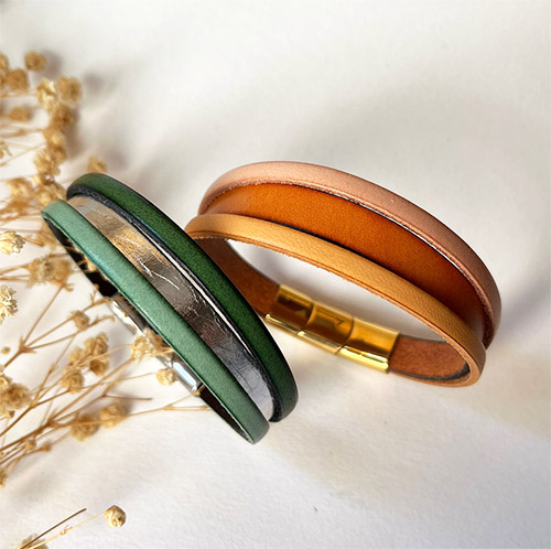 Tv&aring;f&auml;rgat l&auml;derarmband med manschett f&ouml;r kvinnor med dolt graverat meddelande