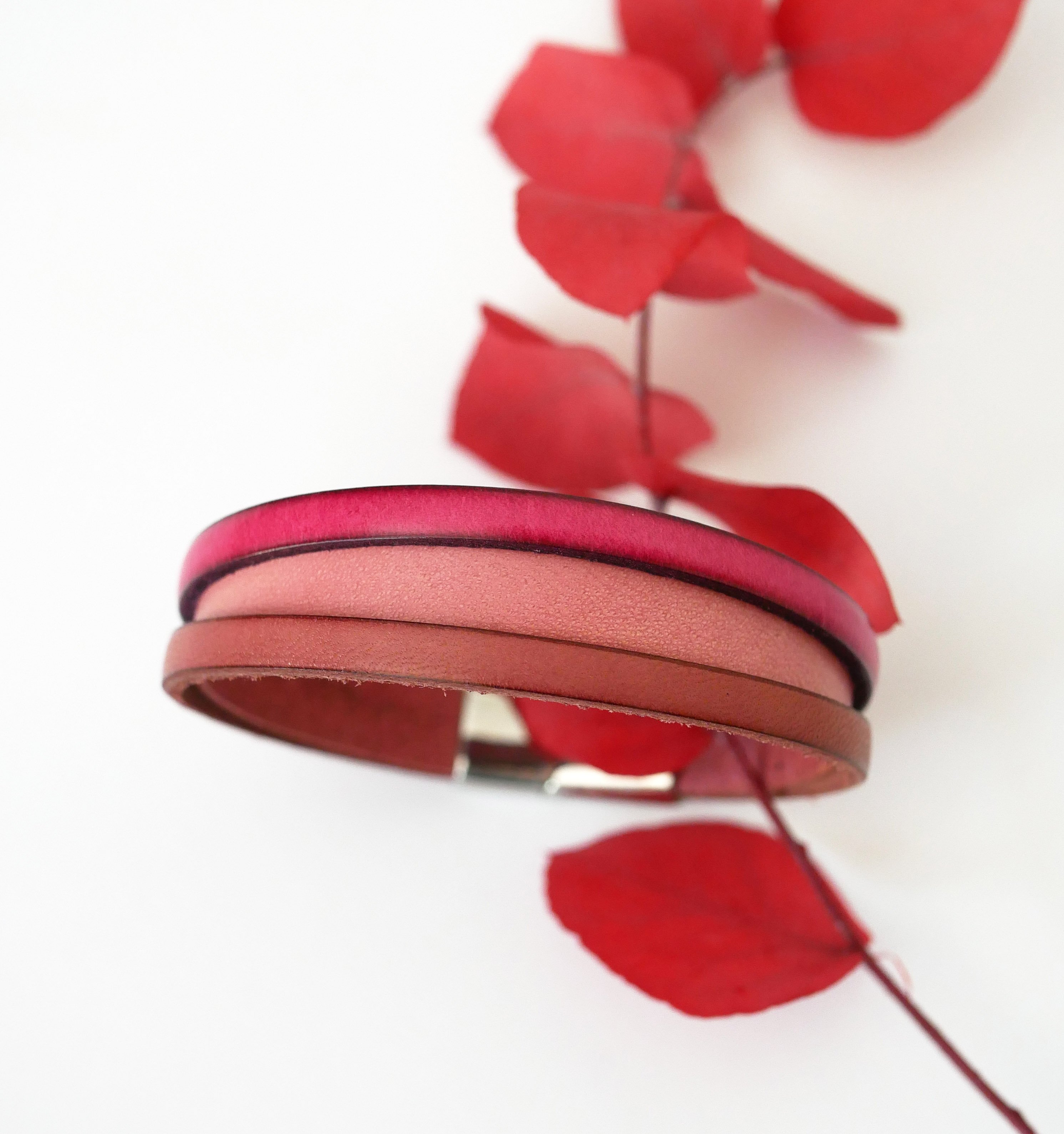 Tv&aring;f&auml;rgat l&auml;derarmband med manschett f&ouml;r kvinnor med dolt graverat meddelande