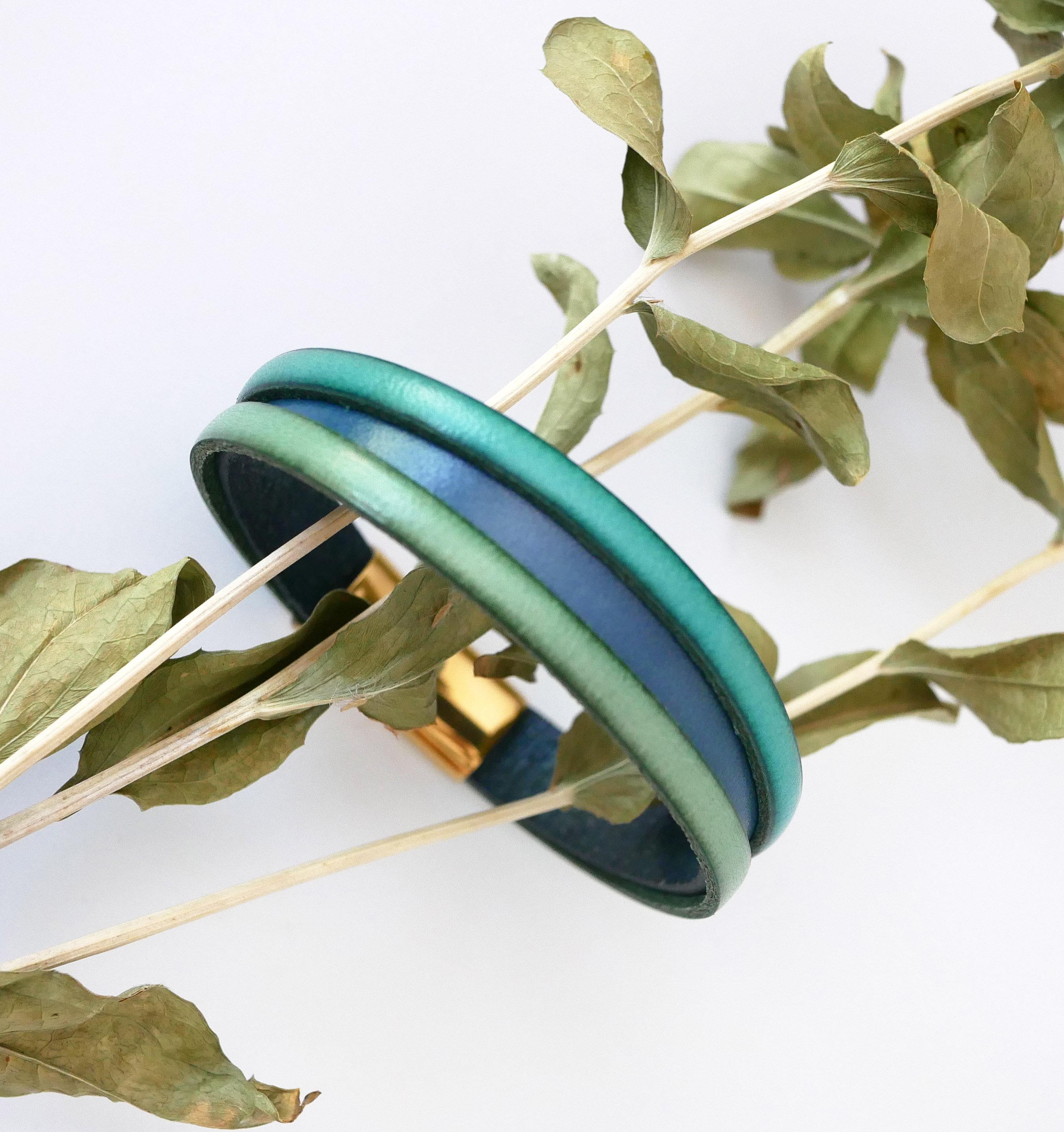 Tv&aring;f&auml;rgat l&auml;derarmband med manschett f&ouml;r kvinnor med dolt graverat meddelande