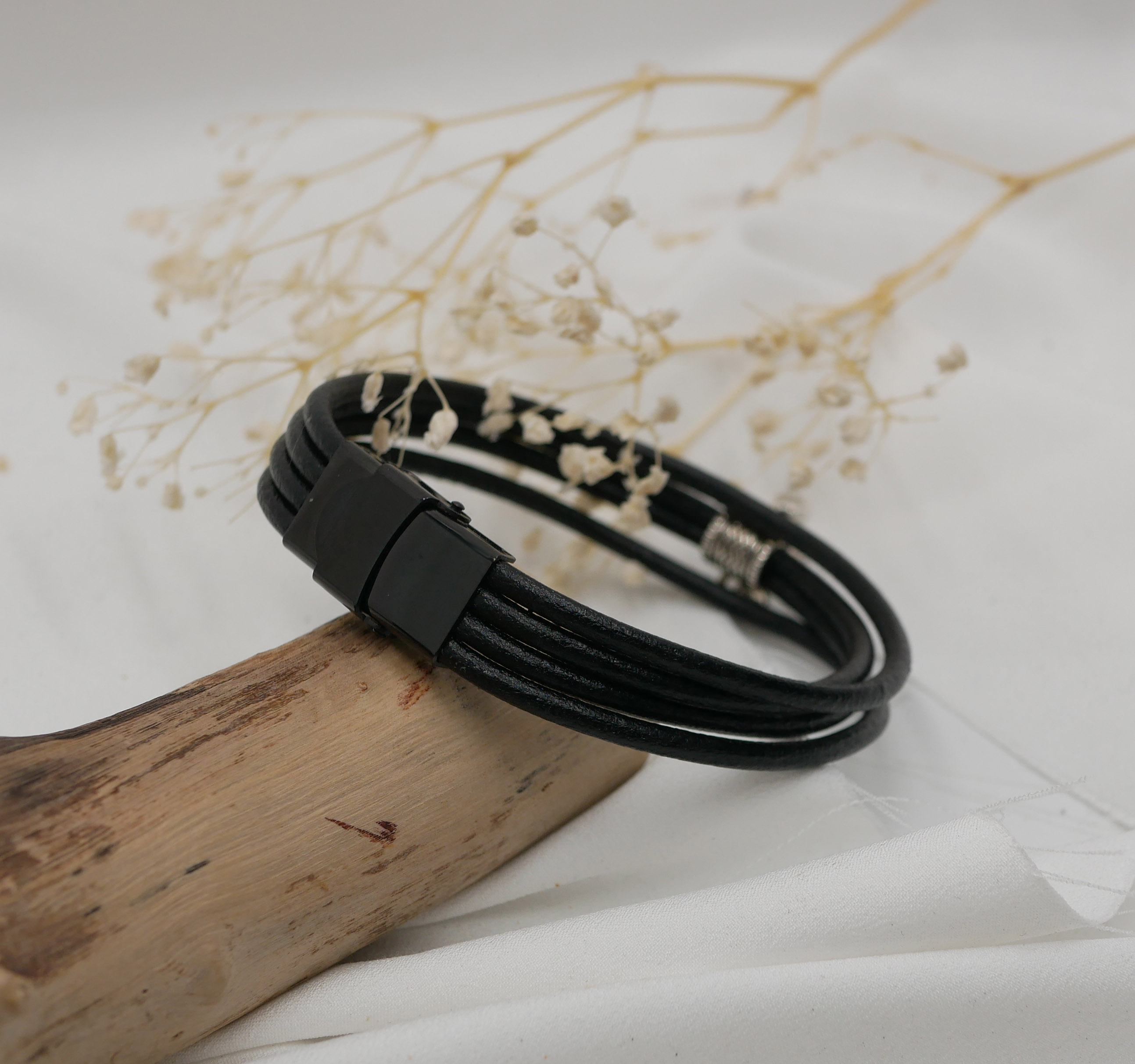 Manschettarmband i svart läder med valfritt berlockhänge i silver
