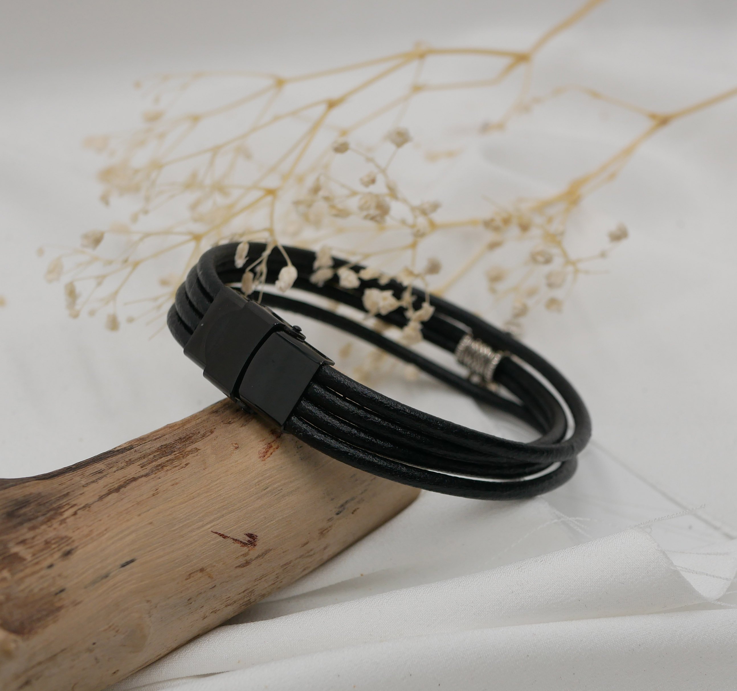 Manschettarmband i svart läder med valfritt berlockhänge i silver