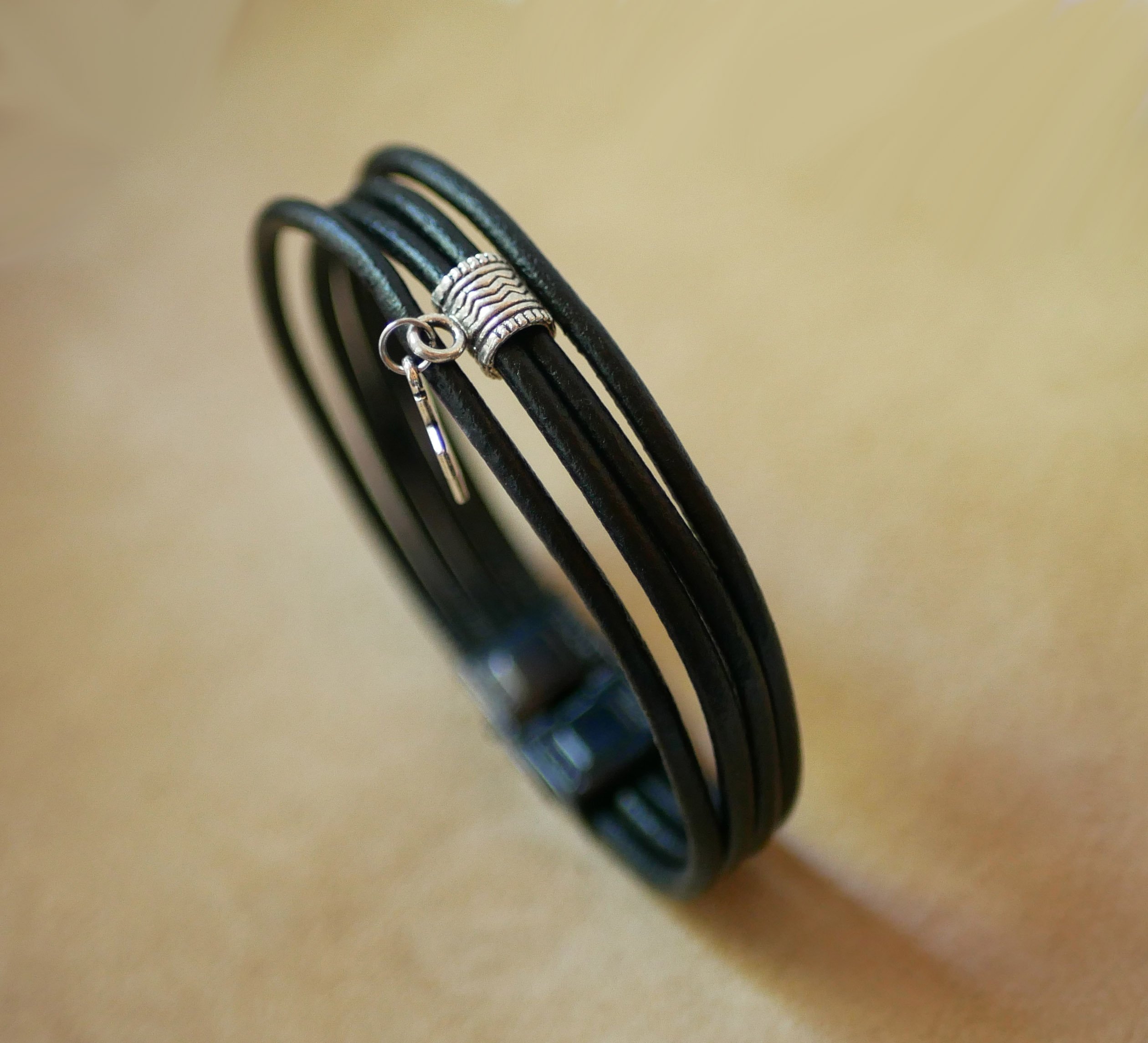 Manschettarmband i svart läder med valfritt berlockhänge i silver