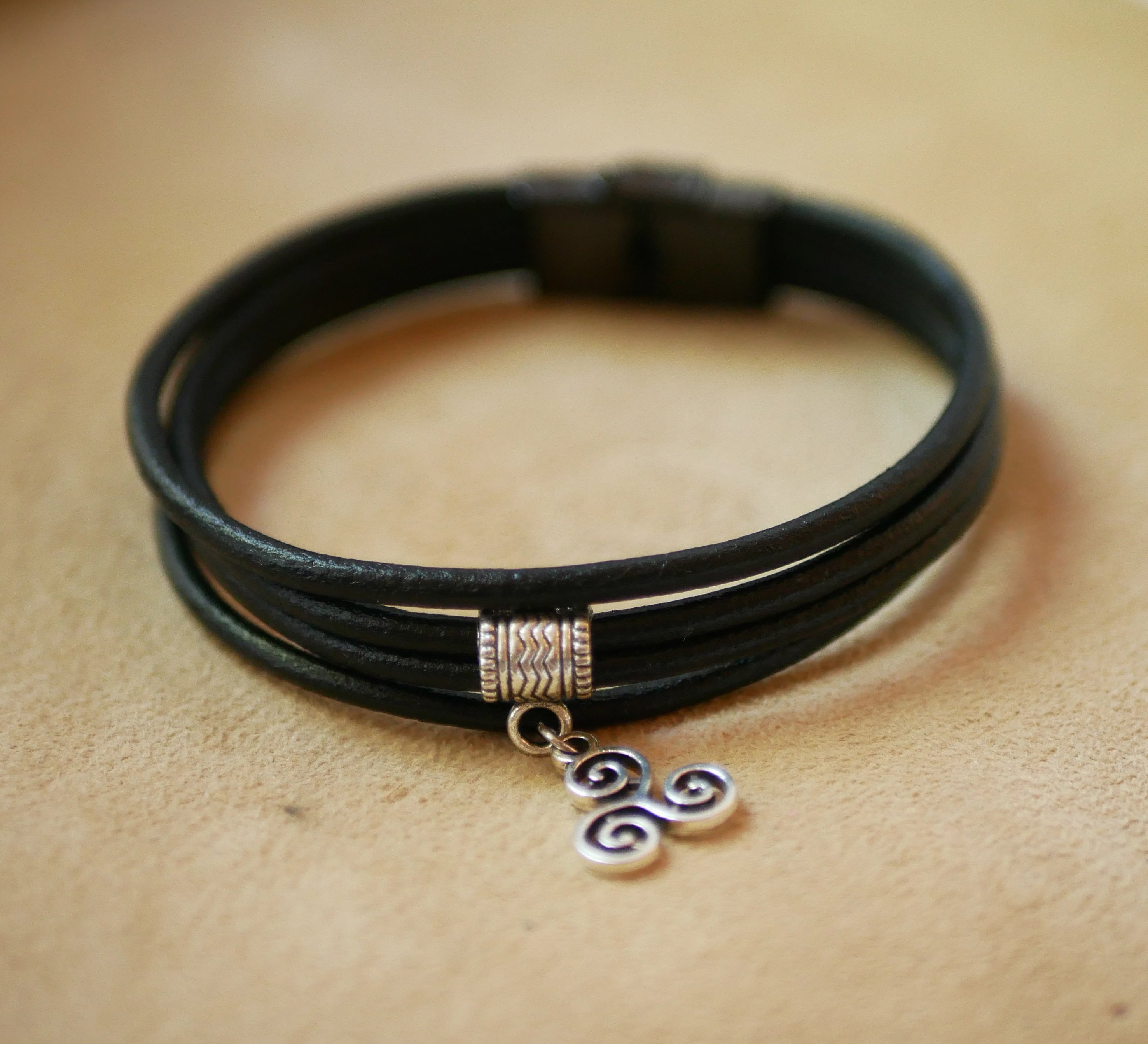 Manschettarmband i svart läder med valfritt berlockhänge i silver